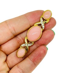 Spilla vintage firmata Trifari con strass rosa finto corallo in tono oro