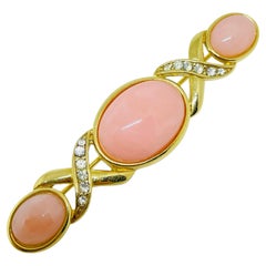 Spilla vintage firmata Trifari con strass rosa finto corallo in tono oro