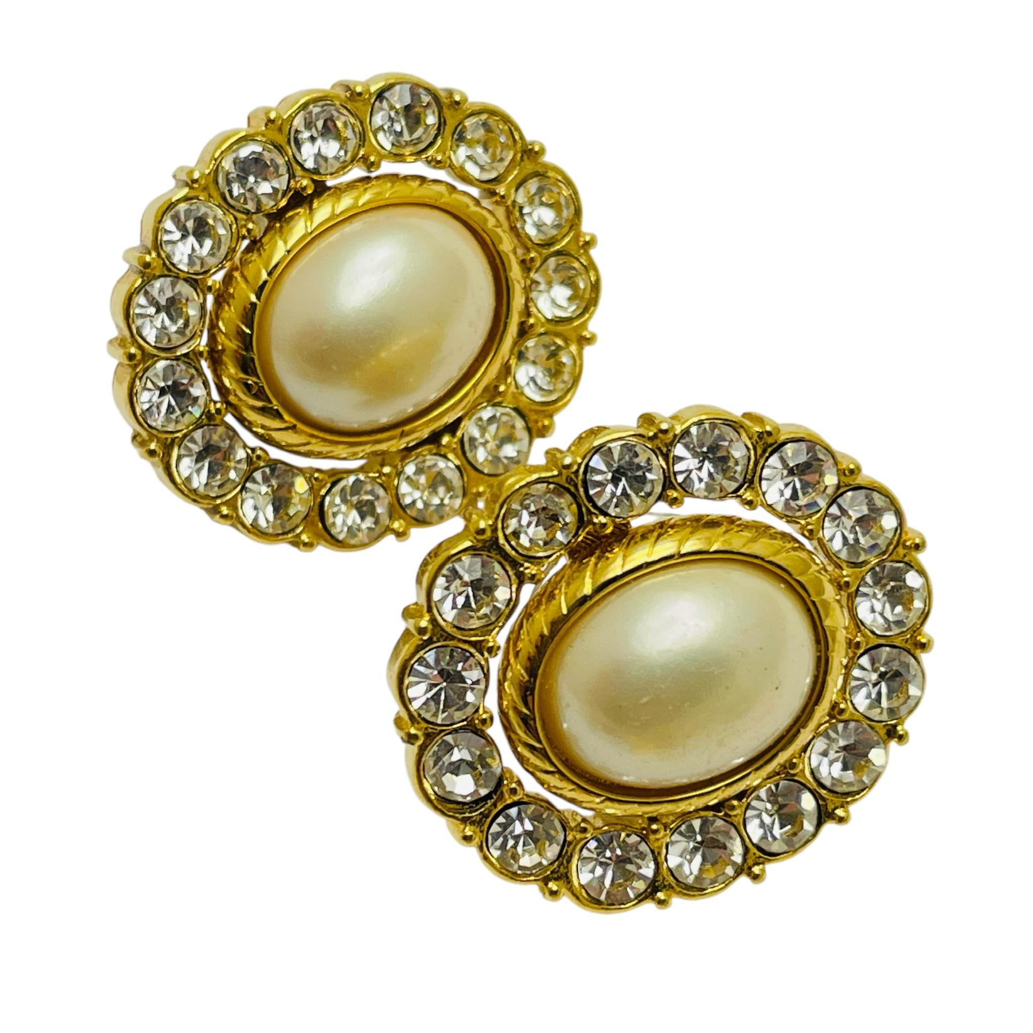 DETAILS

• signed TRIFARI 

• gold tone with rhinestones and faux pearl

• vintage designer earrings 

MEASUREMENTS  

• 

CONDITION

•  very good vintage condition with minimal signs of wear 

 Sku 48

❤️❤️  VINTAGE DESIGNER JEWELRY ❤️❤️

❤️❤️ 