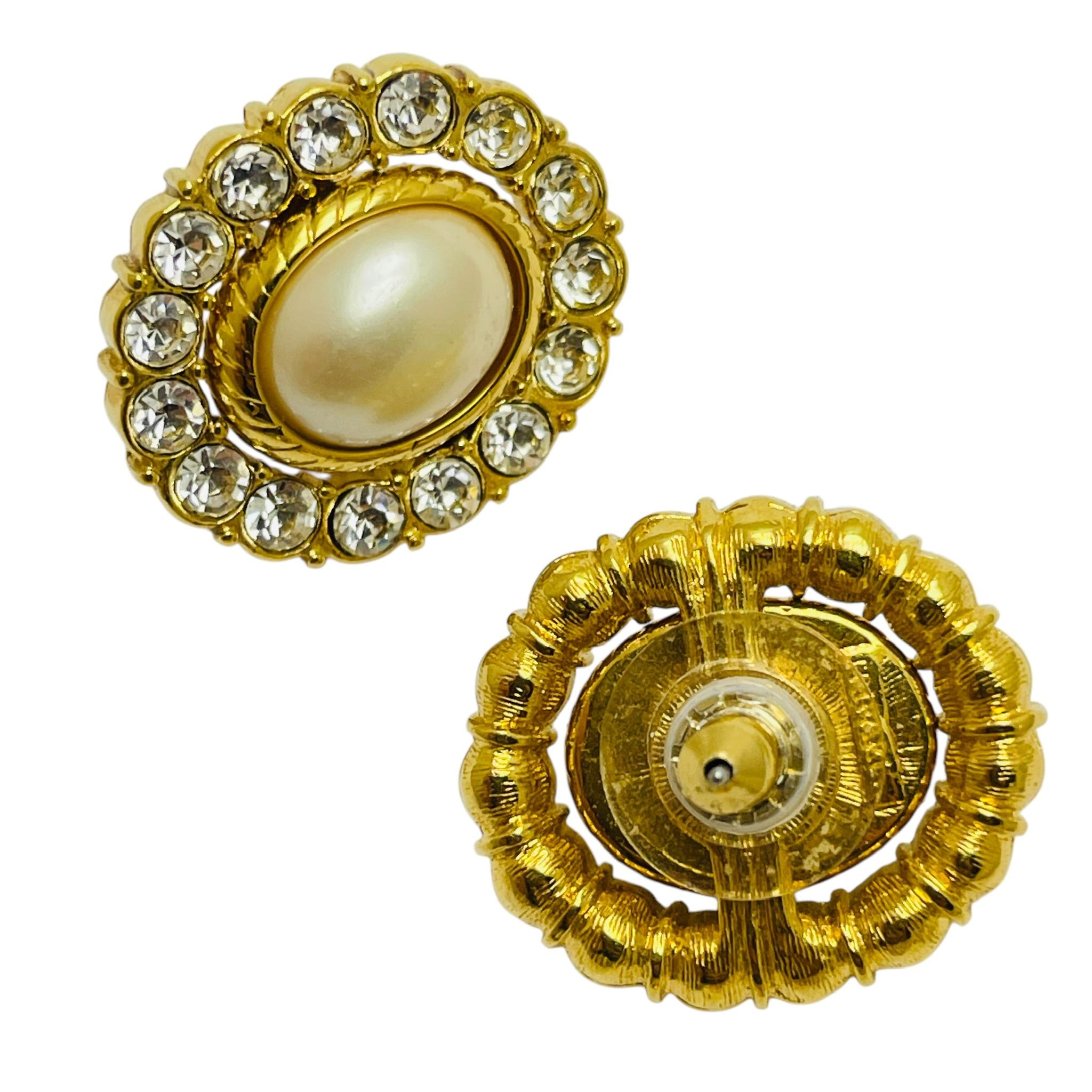 Vintage TRIFARI signed gold tone pearl rhinestone designer earrings In Good Condition For Sale In Palos Hills, IL