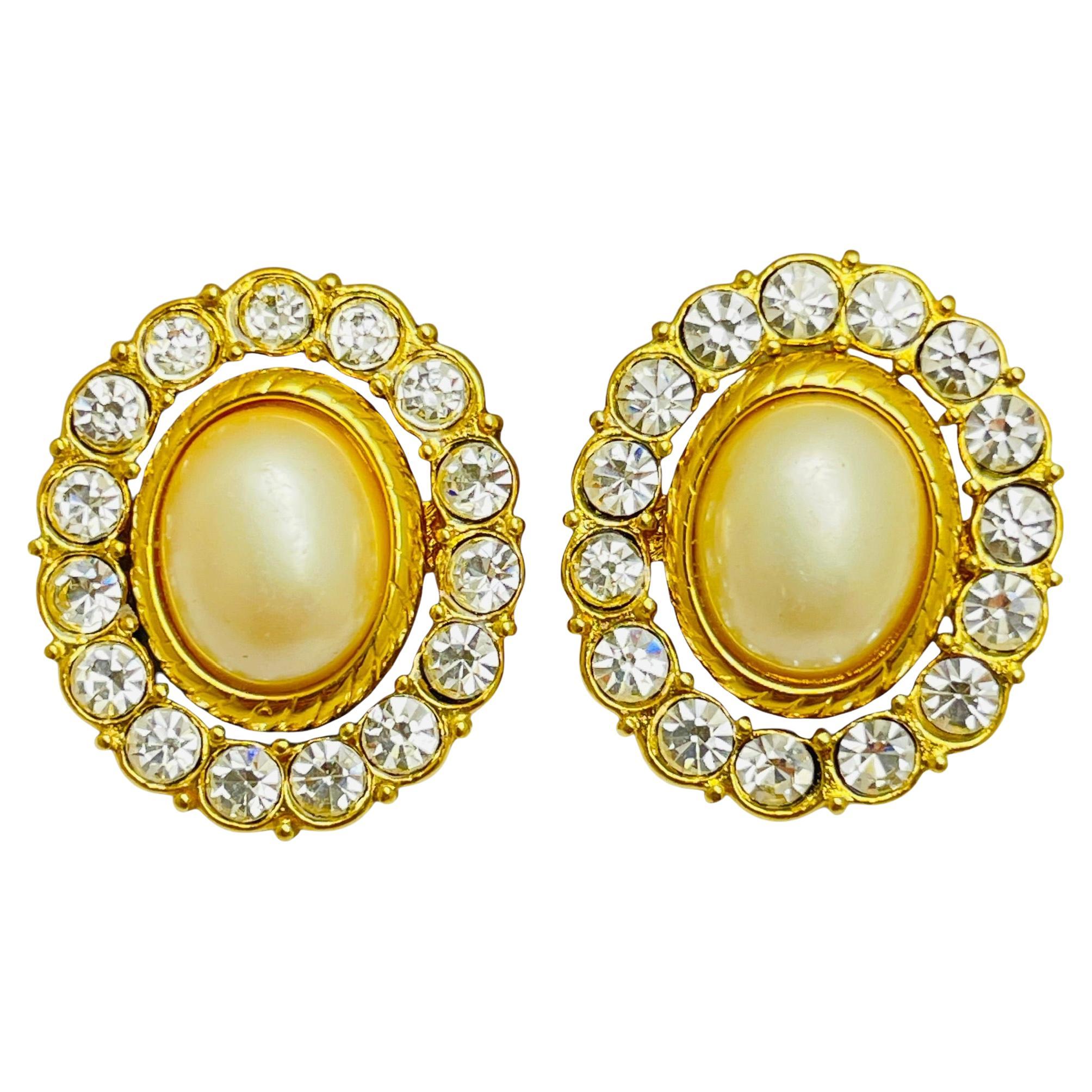 Vintage TRIFARI signed gold tone pearl rhinestone designer earrings For Sale