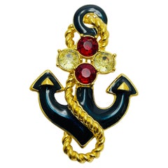 Broche vintage TRIFARI signée, ton or, strass, émail et ancre.