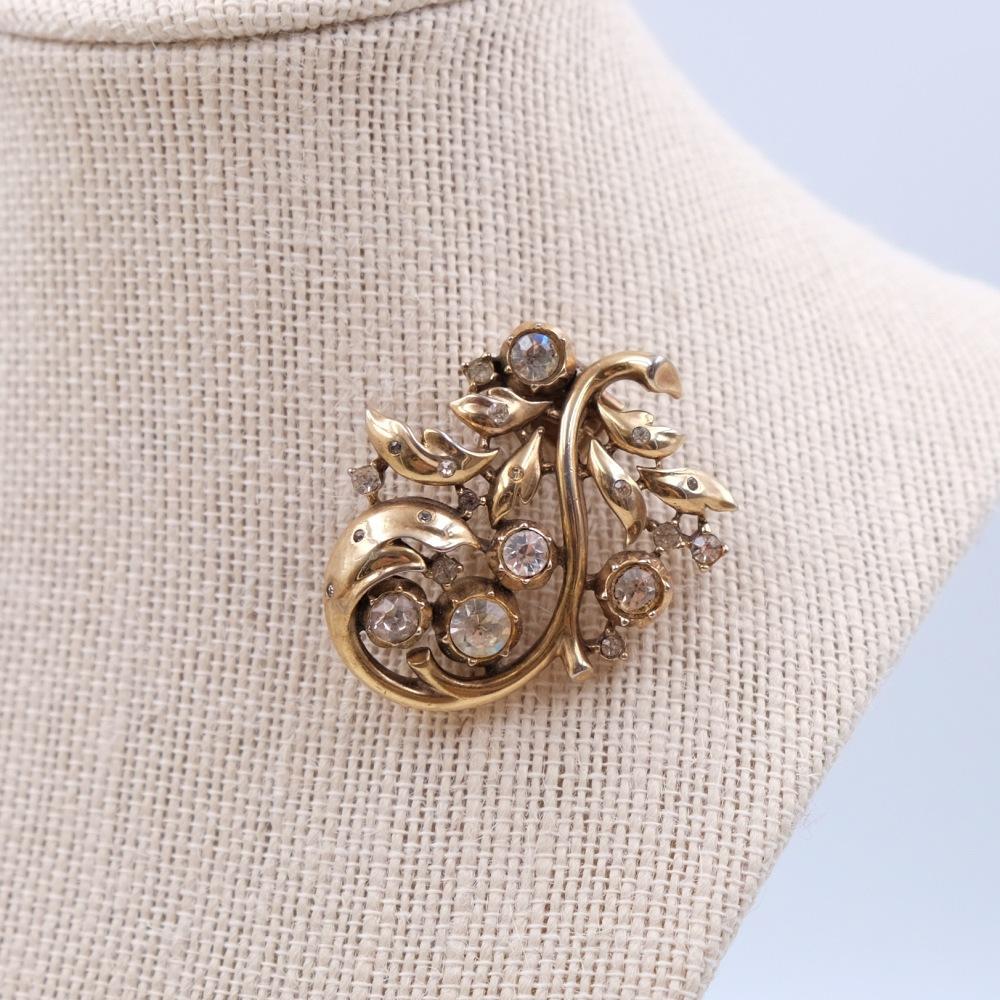 A beautiful floral brooch from the 1940s made of sterling silver and decorated with white rhinestones. 

Period: 1940s
Hallmark: Trifari Pat.Pend
Condition: perfect
Dimensions: H 1.8 Inch
Materials: sterling silver, faux diamonds
Free worldwide