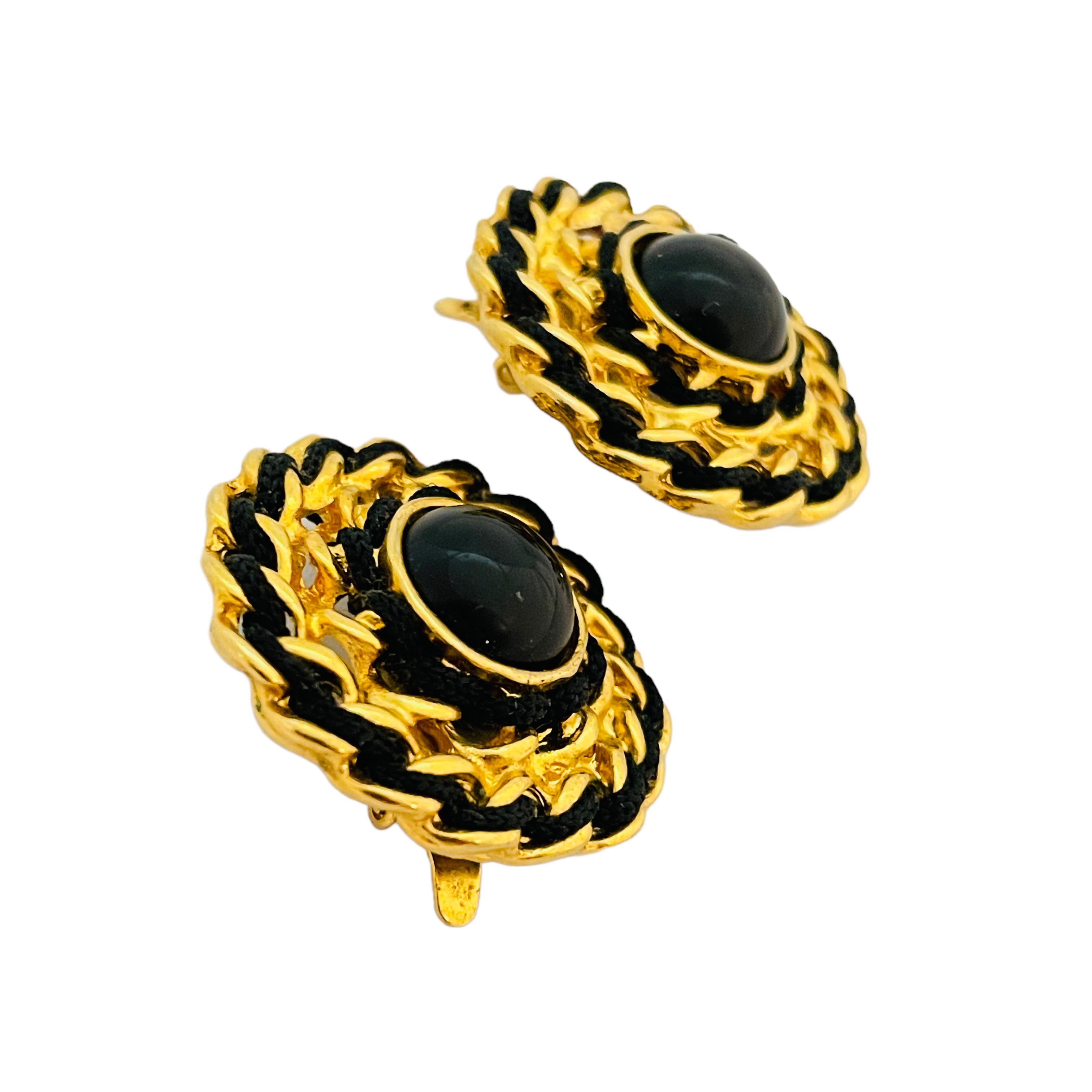 DETAILS

• signed TRIFARI TM

• gold tone with black lucite

• vintage designer clip on earrings

MEASUREMENTS

• 1.13