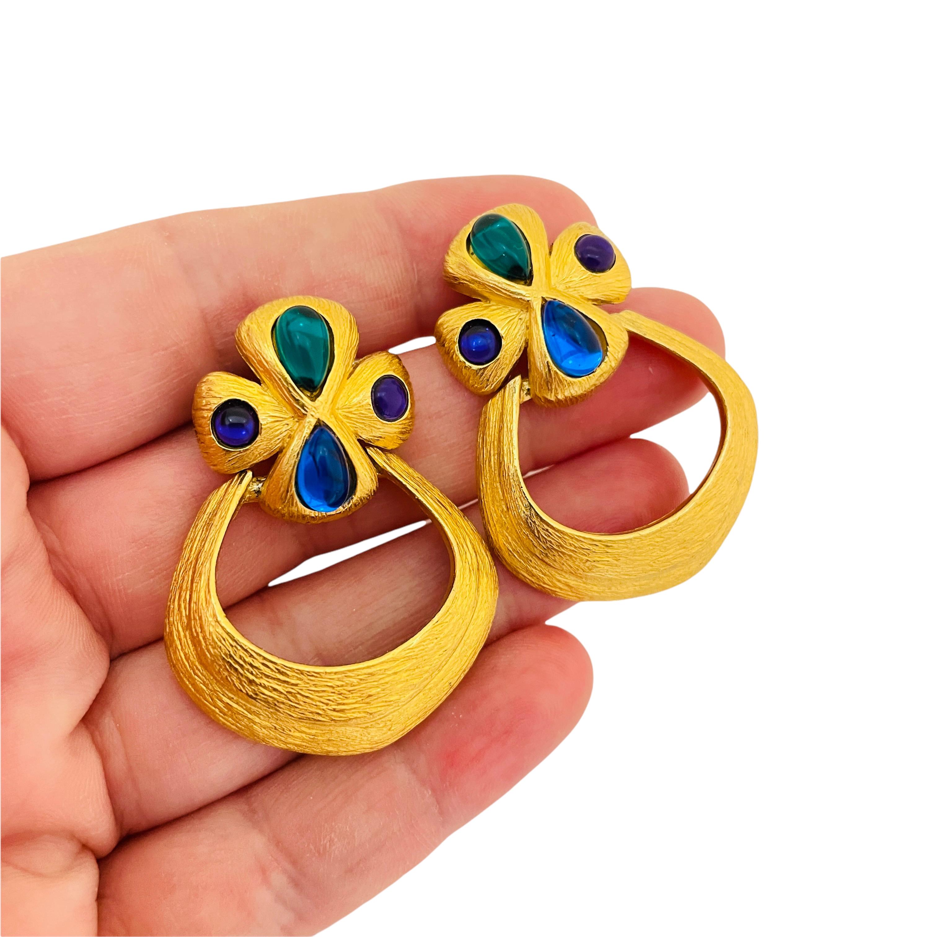 DETAILS

• signed TRIFARI TM

• gold tone with resin cabochons

• vintage designer runway earrings 

MEASUREMENTS

• 1.75