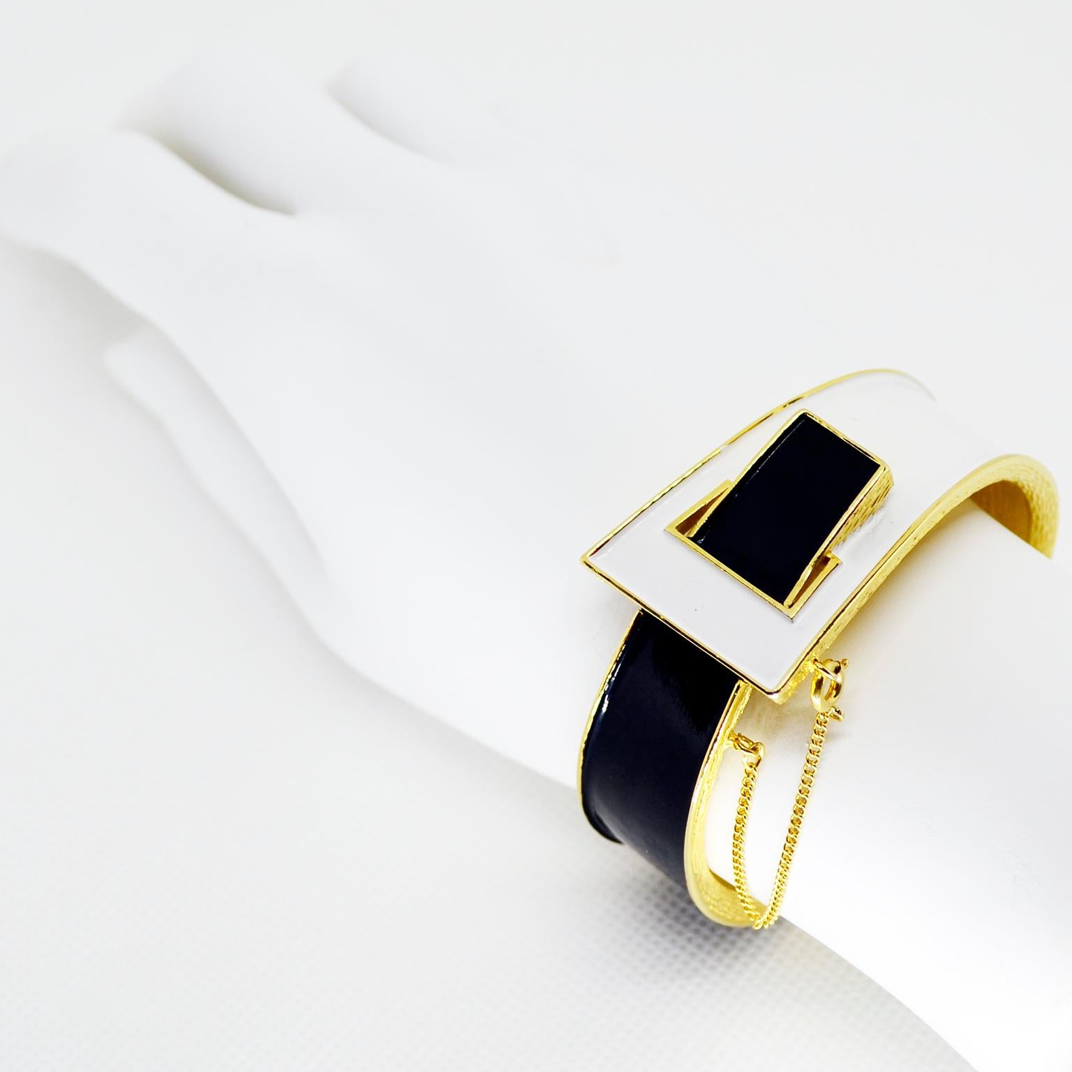 Vintage Trifari White & Black Enamel Gold Tone Hinged Clamper Bracelet In Excellent Condition In Portland, OR