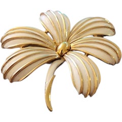 Vintage Trifari Broche florale en émail blanc ton or, 1960s