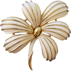 Vintage Trifari Broche florale en émail blanc ton or, 1960s