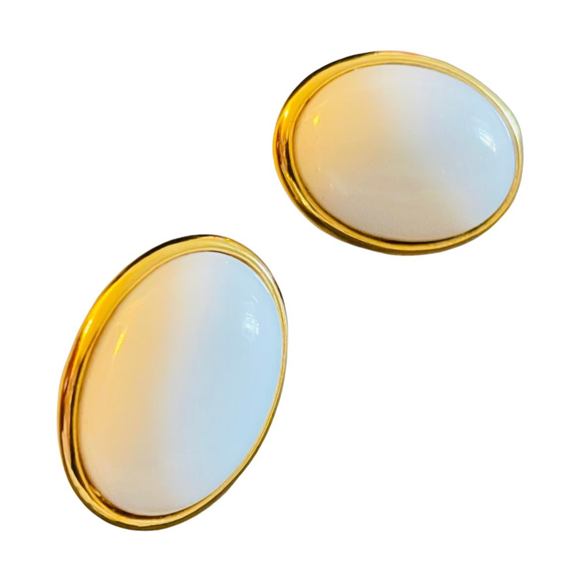 DETAILS

• signed TRIFARI TM

• gold tone

• white lucite cabochons

MEASUREMENTS  

• 1.06” by 0.75” wide

CONDITION

• excellent vintage condition with minimal signs of wear 

❤️❤️ VINTAGE DESIGNER JEWELRY ❤️❤️ 