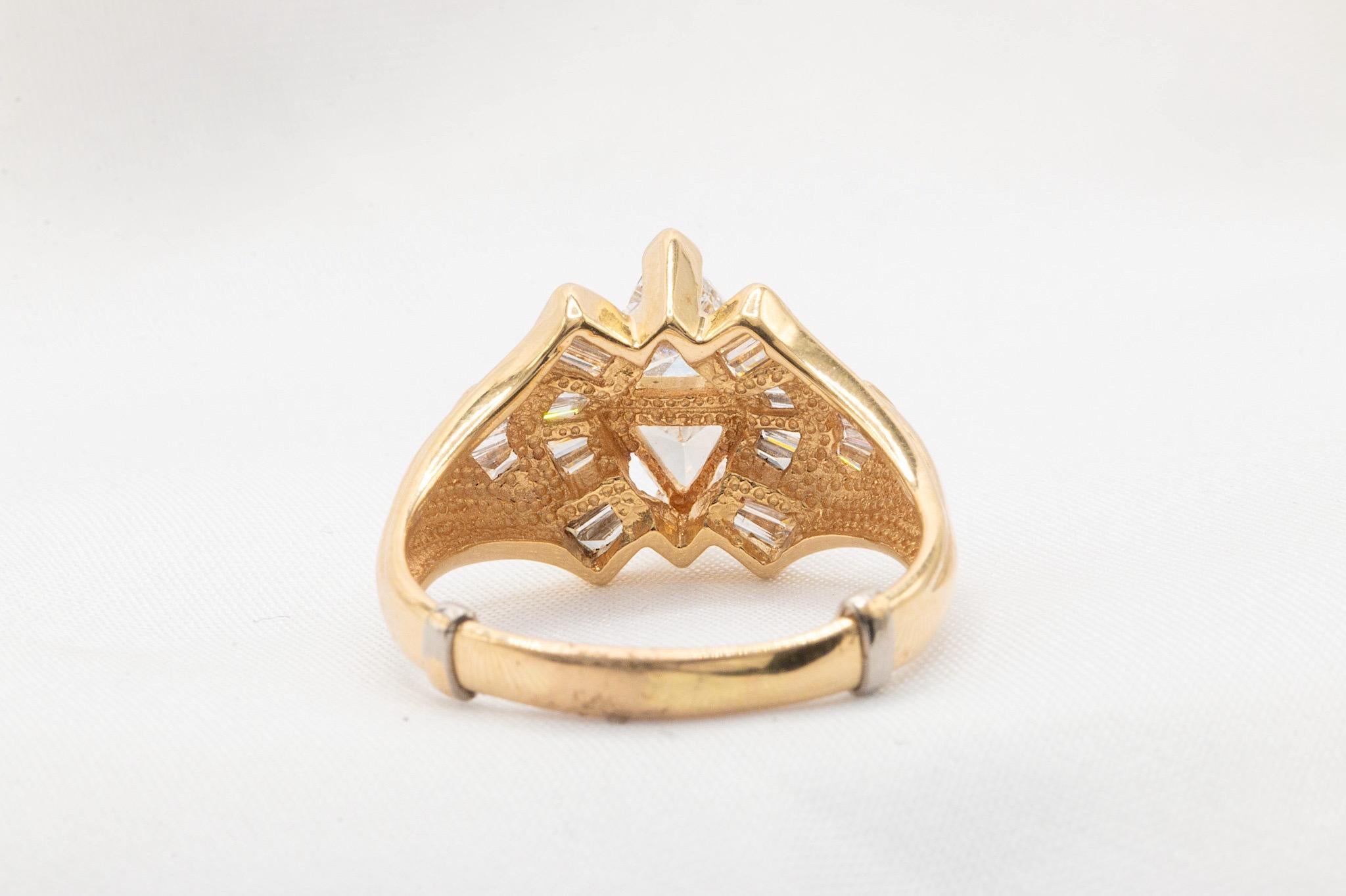 Vintage Trillion Cut Diamonds in 14k Yellow Gold Ring In Good Condition For Sale In Houston, TX
