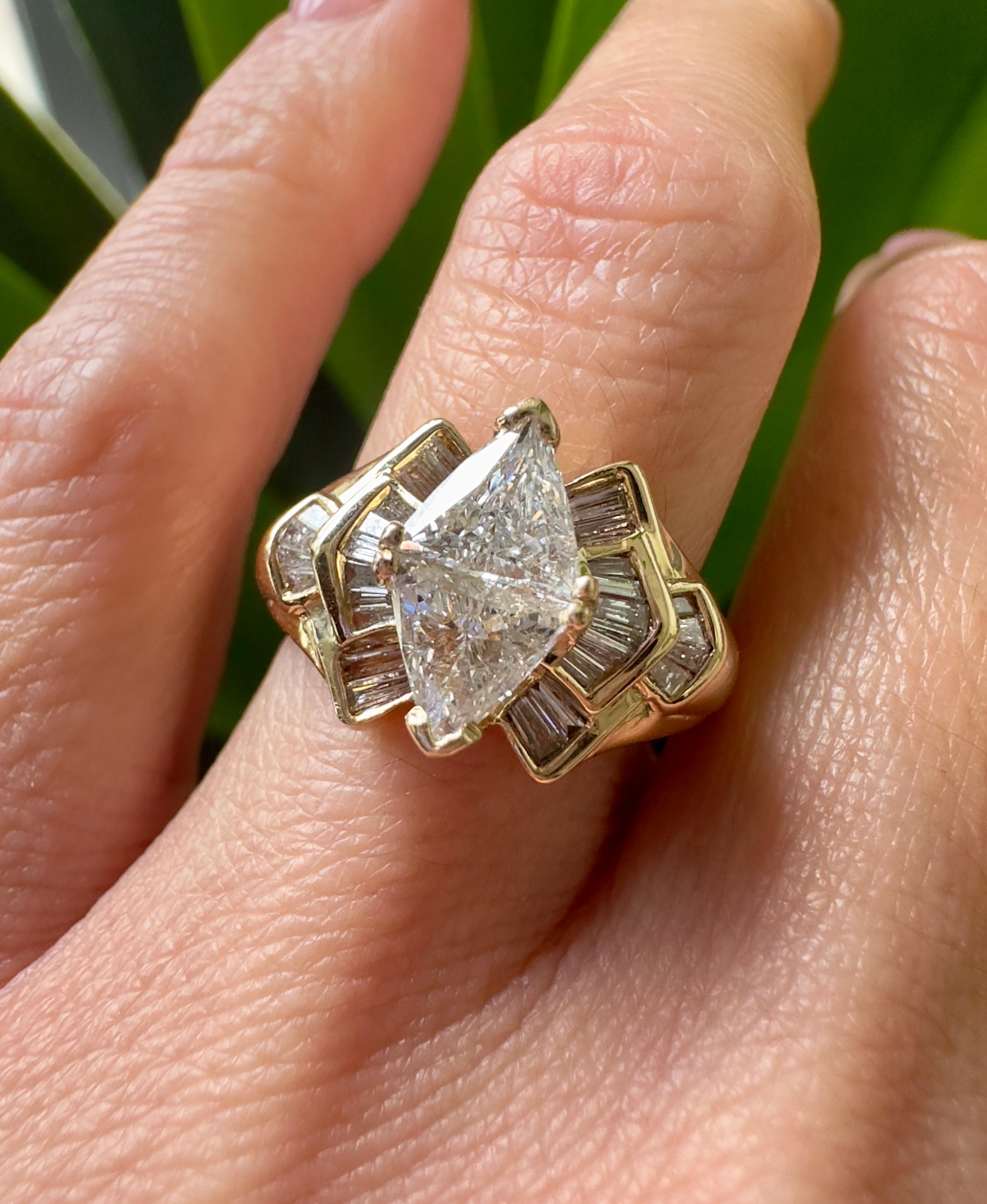 Women's Vintage Trillion Cut Diamonds in 14k Yellow Gold Ring For Sale