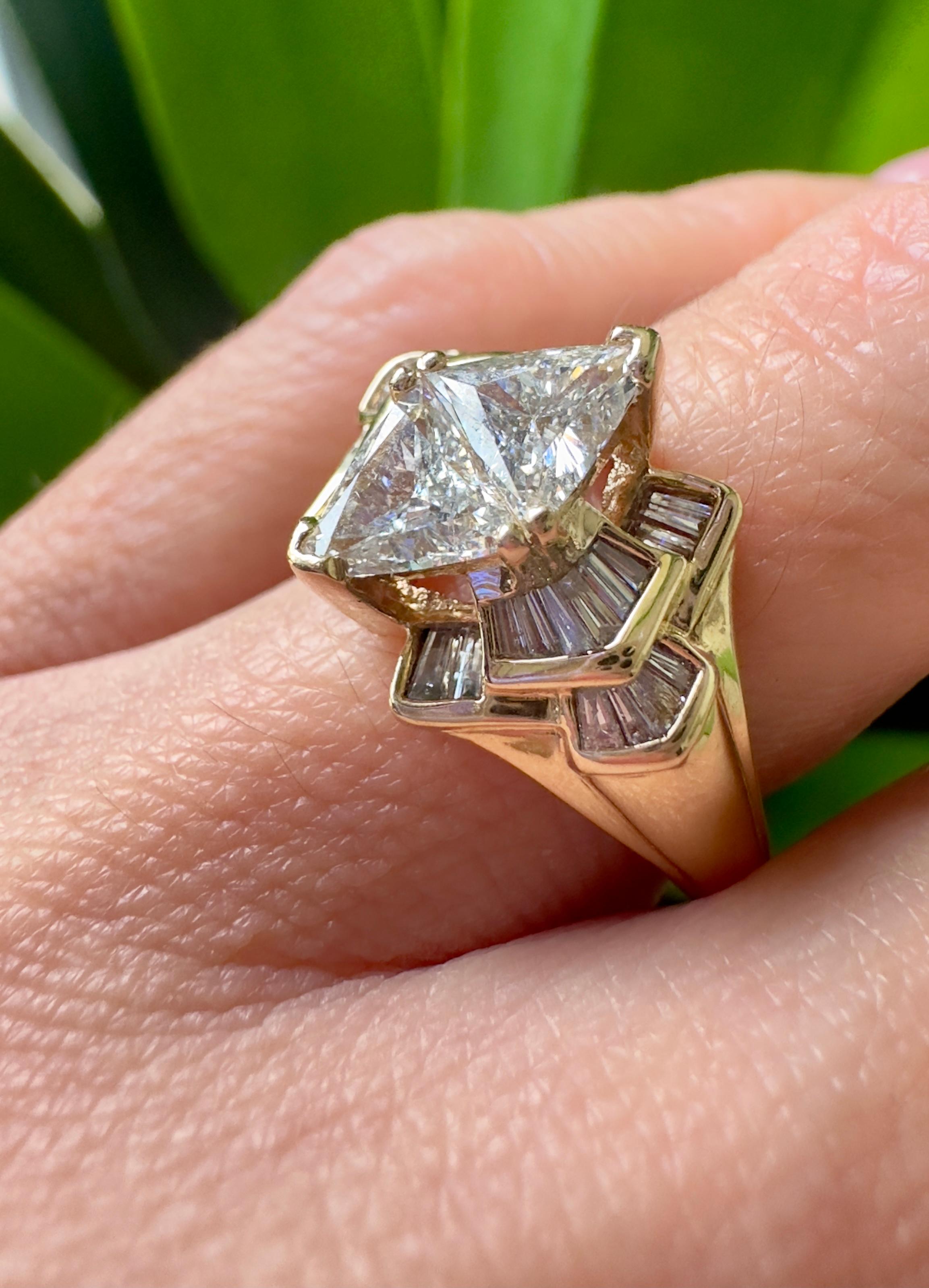 Vintage Trillion Cut Diamonds in 14k Yellow Gold Ring For Sale 1
