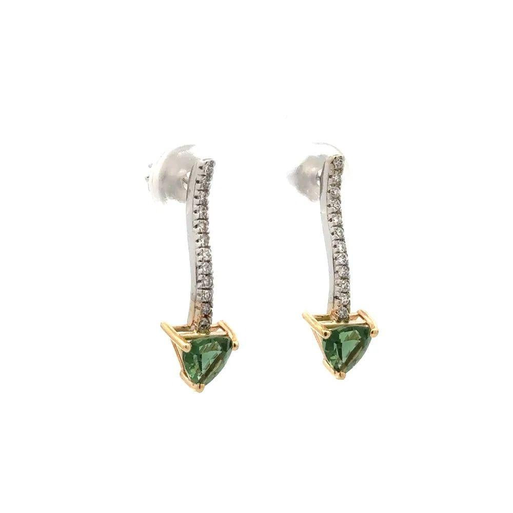 Sencillamente hermoso Pendientes de gota de oro vintage de 1,10 quilates de turmalina verde trillón y 0,24 quilates de diamantes redondos talla brillante en dos tonos. Engastada a mano con turmalina verde trillón de 1,10 qt y diamante redondo talla