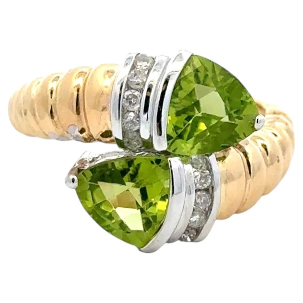 Vintage-Bypass-Ring „Moi et Toi“ aus Gold mit Peridot im Trillion-Schliff und Diamanten