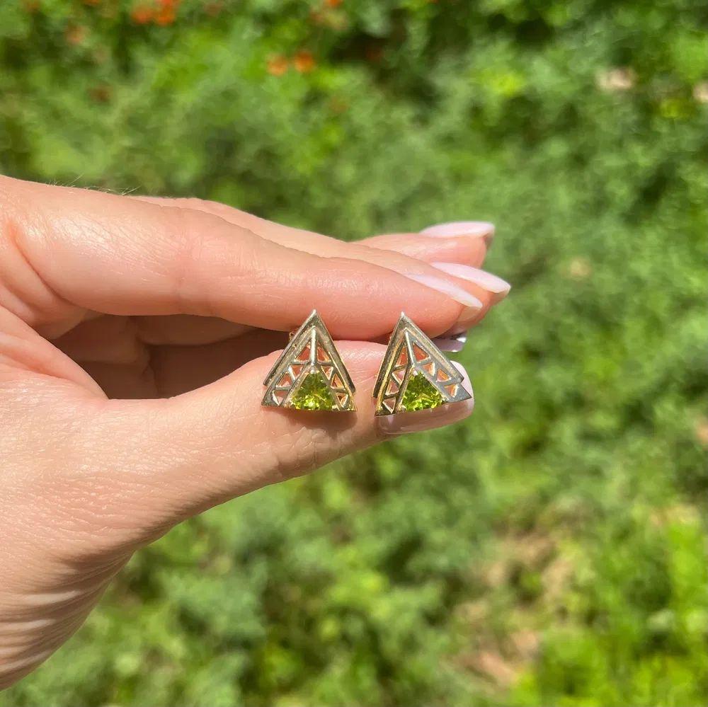 Modernist Vintage Trillion Peridot in Gold Triangle Post Earrings For Sale