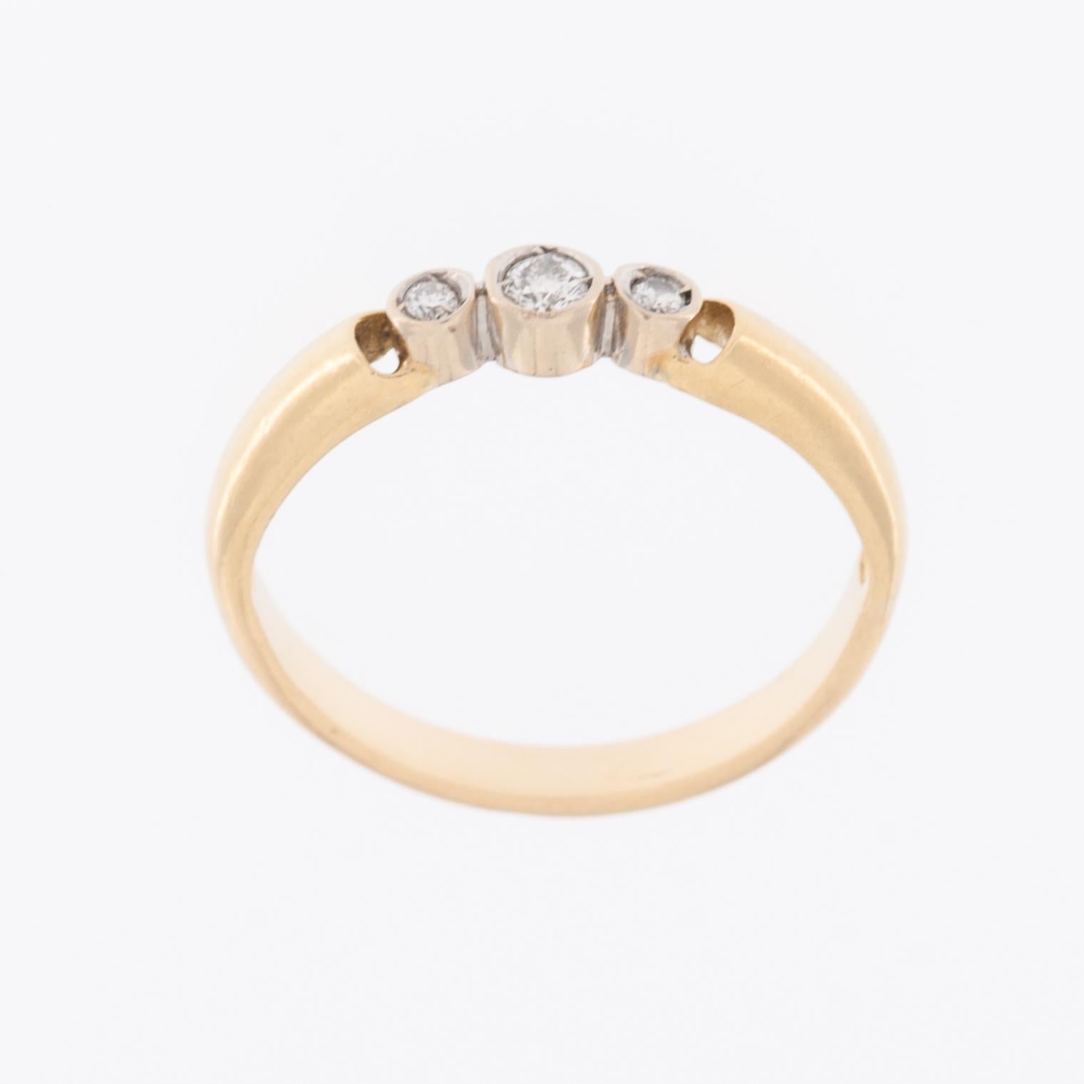 Der Vintage Trilogy Ring aus 18-karätigem Gold ist ein exquisites Schmuckstück, das zeitloses Design und luxuriöse Materialien nahtlos miteinander verbindet. Der aus hochwertigem 18-karätigem Gold gefertigte Ring besticht durch die Kombination von