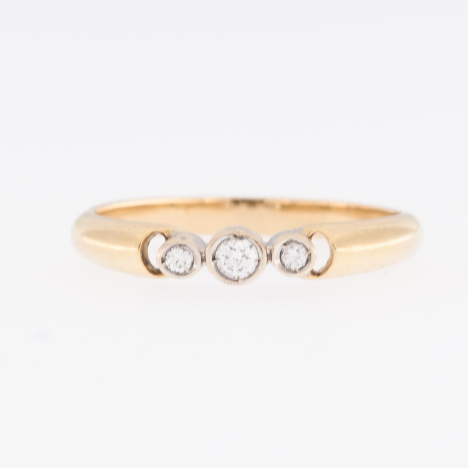 Brilliant Cut Vintage Trilogy 18 karat Gold Ring with Diamonds For Sale