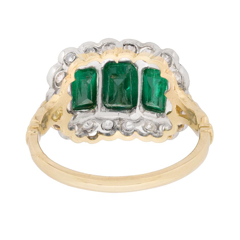 Vintage Trilogy-Ring mit Smaragd und Diamant-Halo, ca. 1950er Jahre im Zustand „Gut“ im Angebot in London, GB