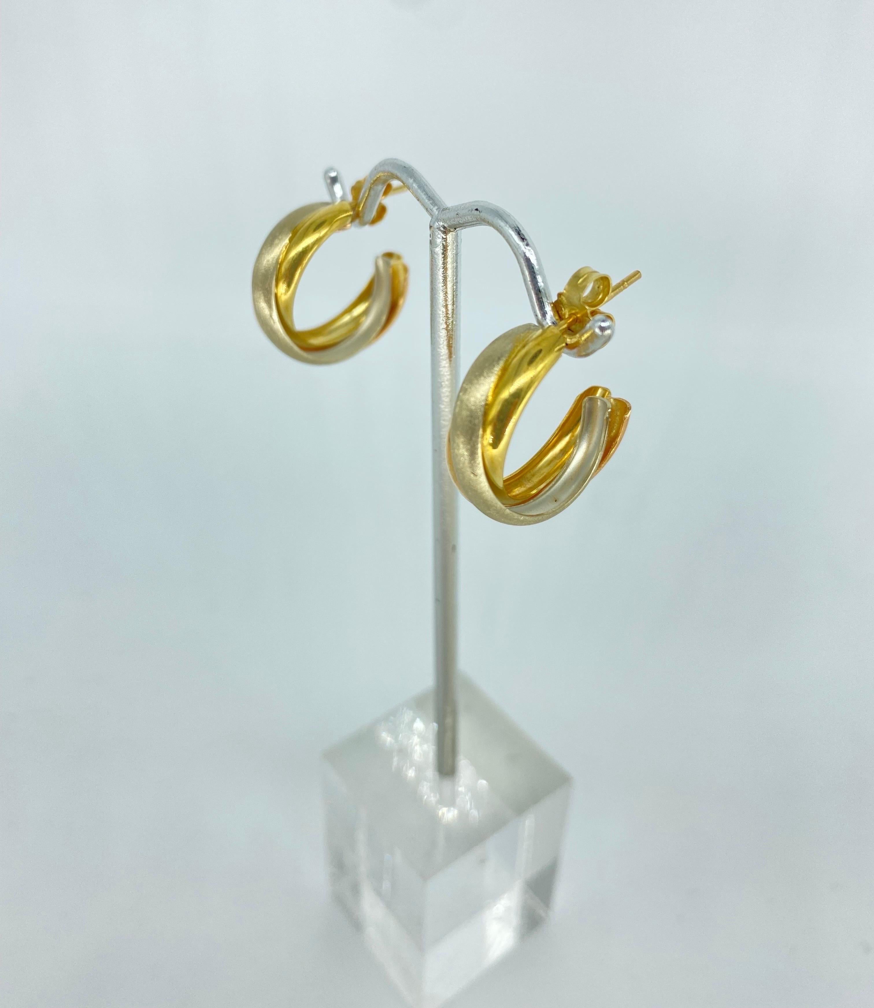 Vintage Trinity Interlaced Rose White Yellow 18k Gold Hoop Earrings
The earrings feature three gold tone colors: white gold with satin finish for a shiny glance, rose gold and yellow gold. The earrings post is stud and include butterfly closure for