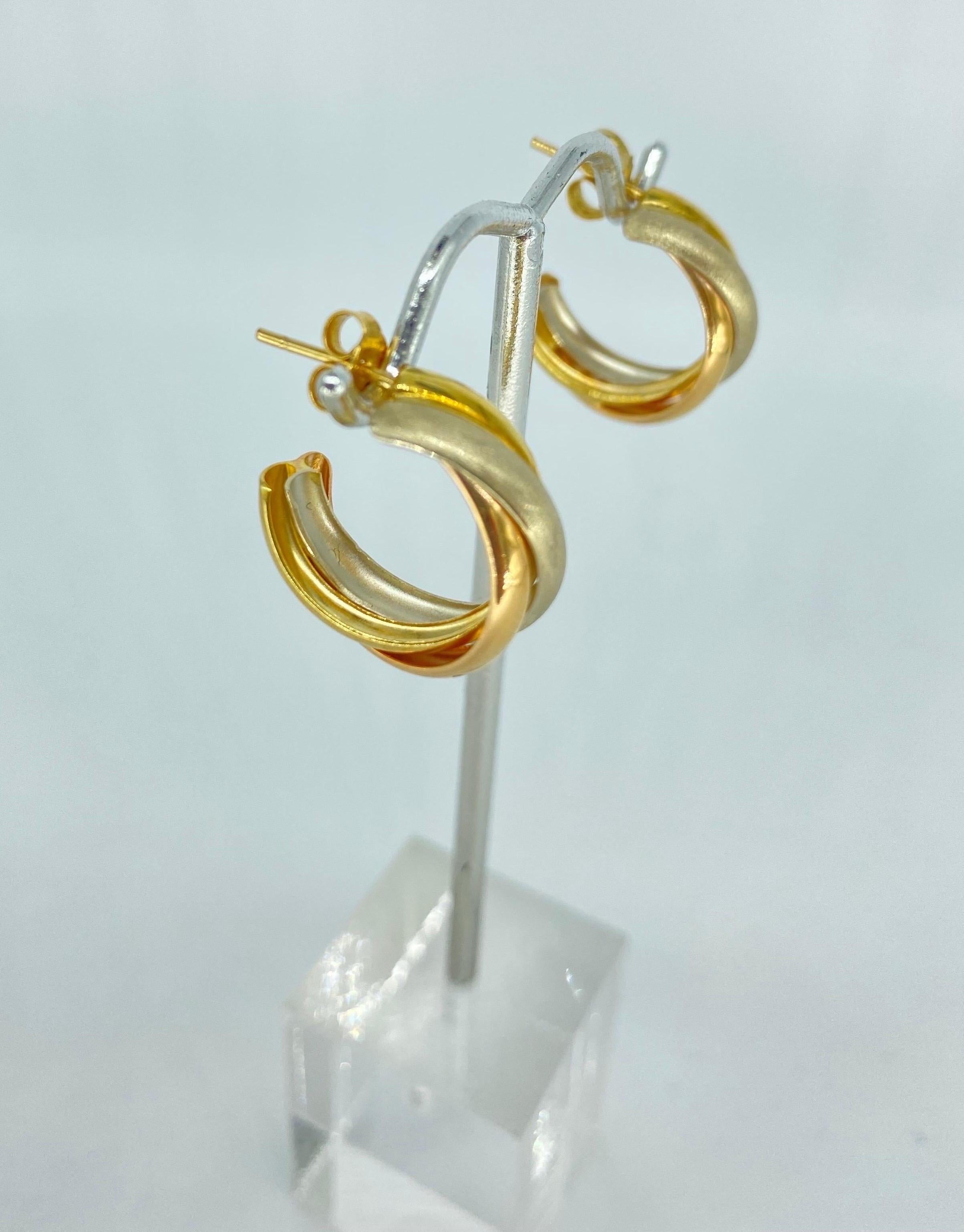Vintage Trinity Interlaced Rose White Yellow 18k Gold Hoop Earrings In Excellent Condition For Sale In Miami, FL