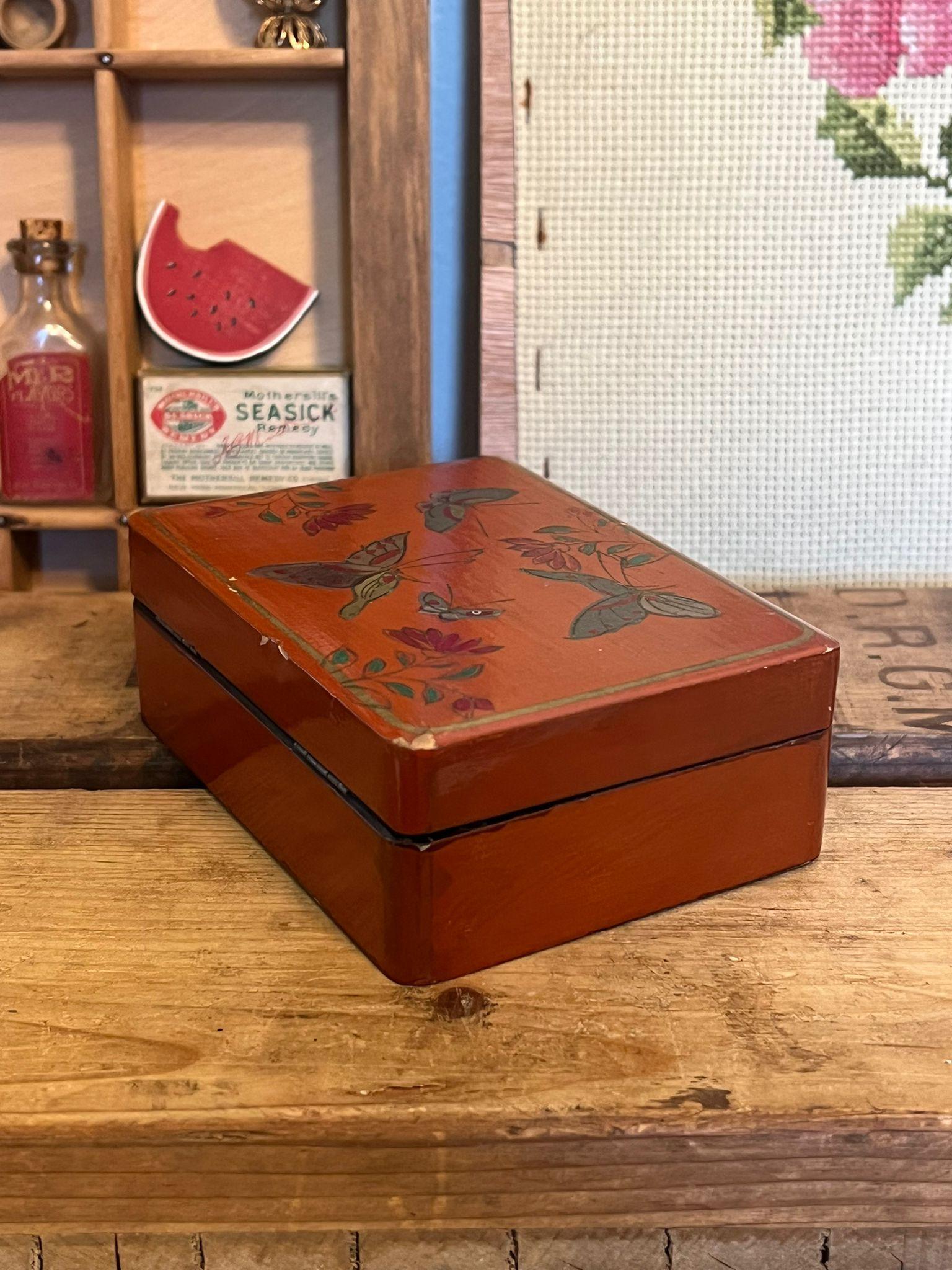 Il s'agirait d'une boîte à papillons japonaise en bois laqué. On pense qu'il date du début du 20e siècle. Belle couleur et belle patine. Condition Vintage comme illustré. L'annonce ne concerne que la description. Boîte H6

Dimensions. 5