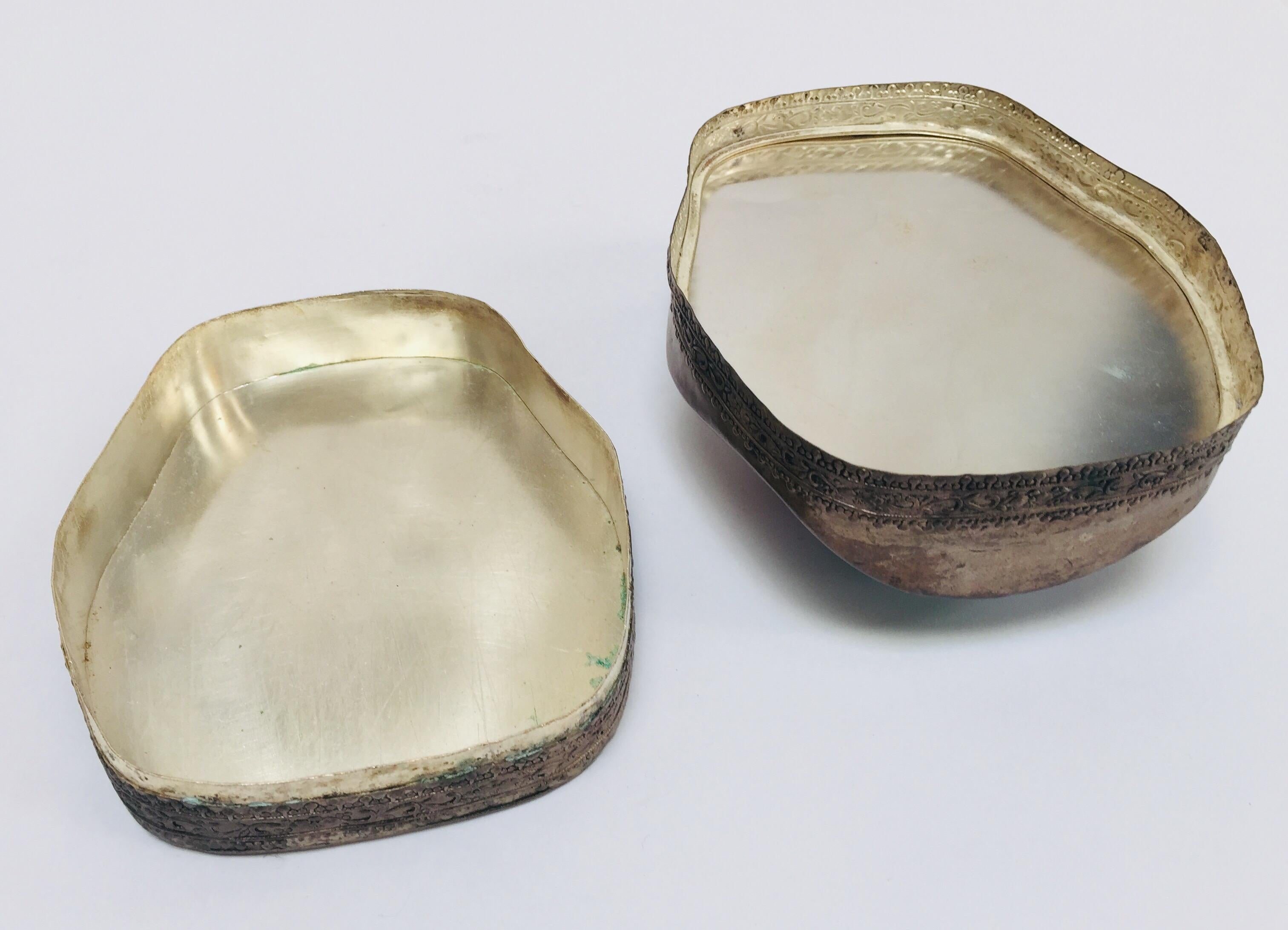 Boîte à bijoux vintage en métal avec dessus en porcelaine peint à la main - Scène asiatique en vente 4
