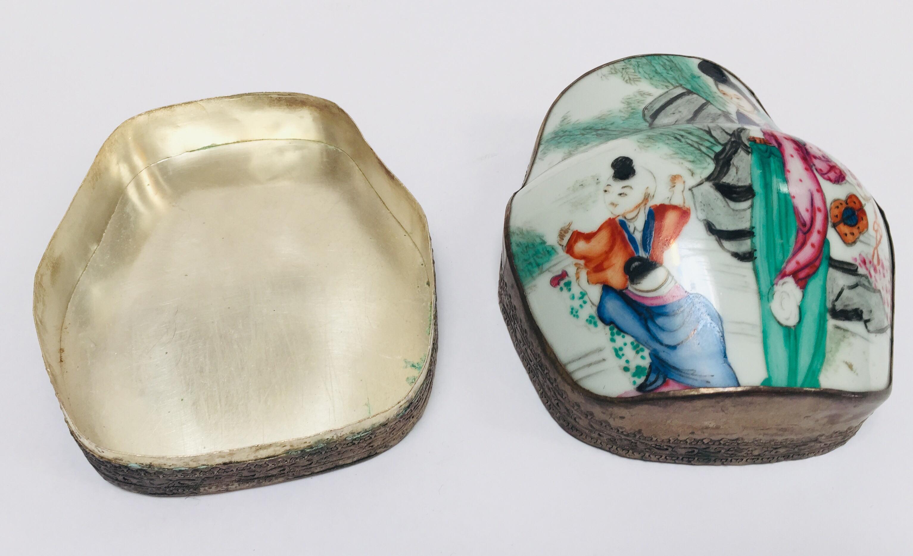 Boîte à bijoux vintage en métal avec dessus en porcelaine peint à la main - Scène asiatique en vente 5