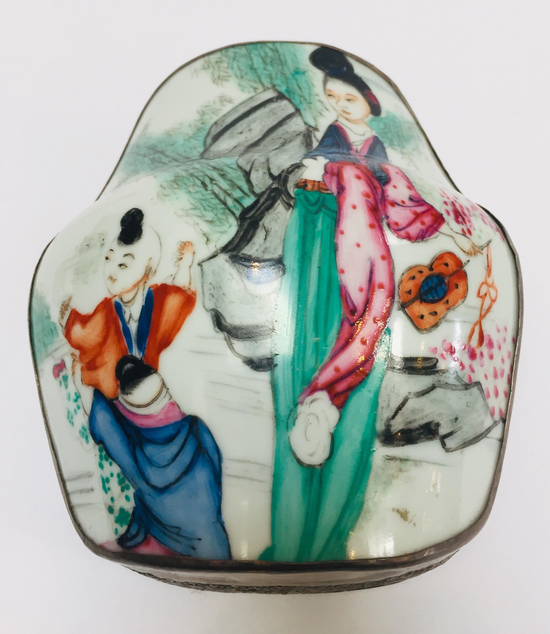 Boîte à bijoux vintage en métal avec dessus en porcelaine peint à la main - Scène asiatique en vente 6