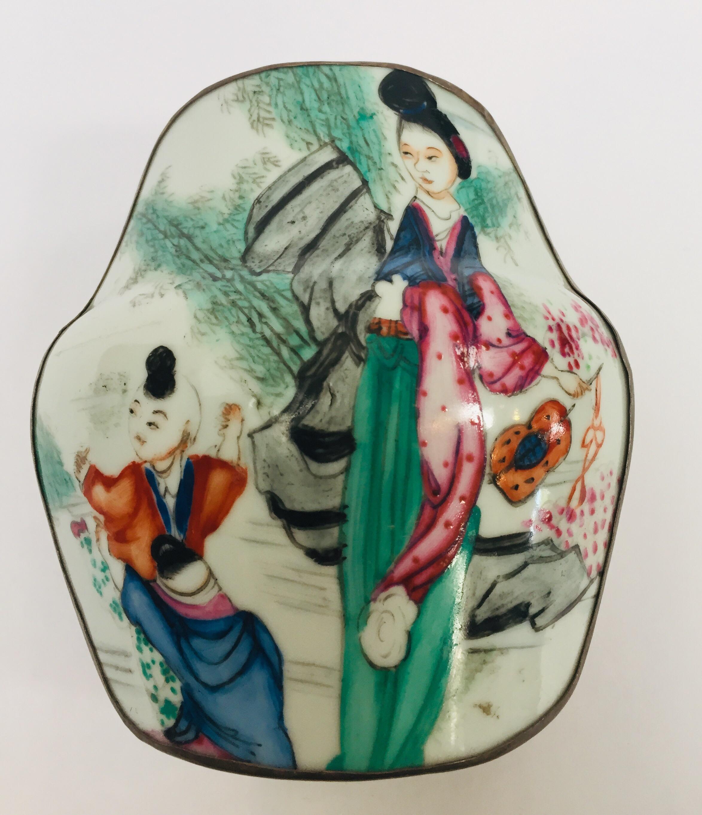 Anglo-japonais Boîte à bijoux vintage en métal avec dessus en porcelaine peint à la main - Scène asiatique en vente