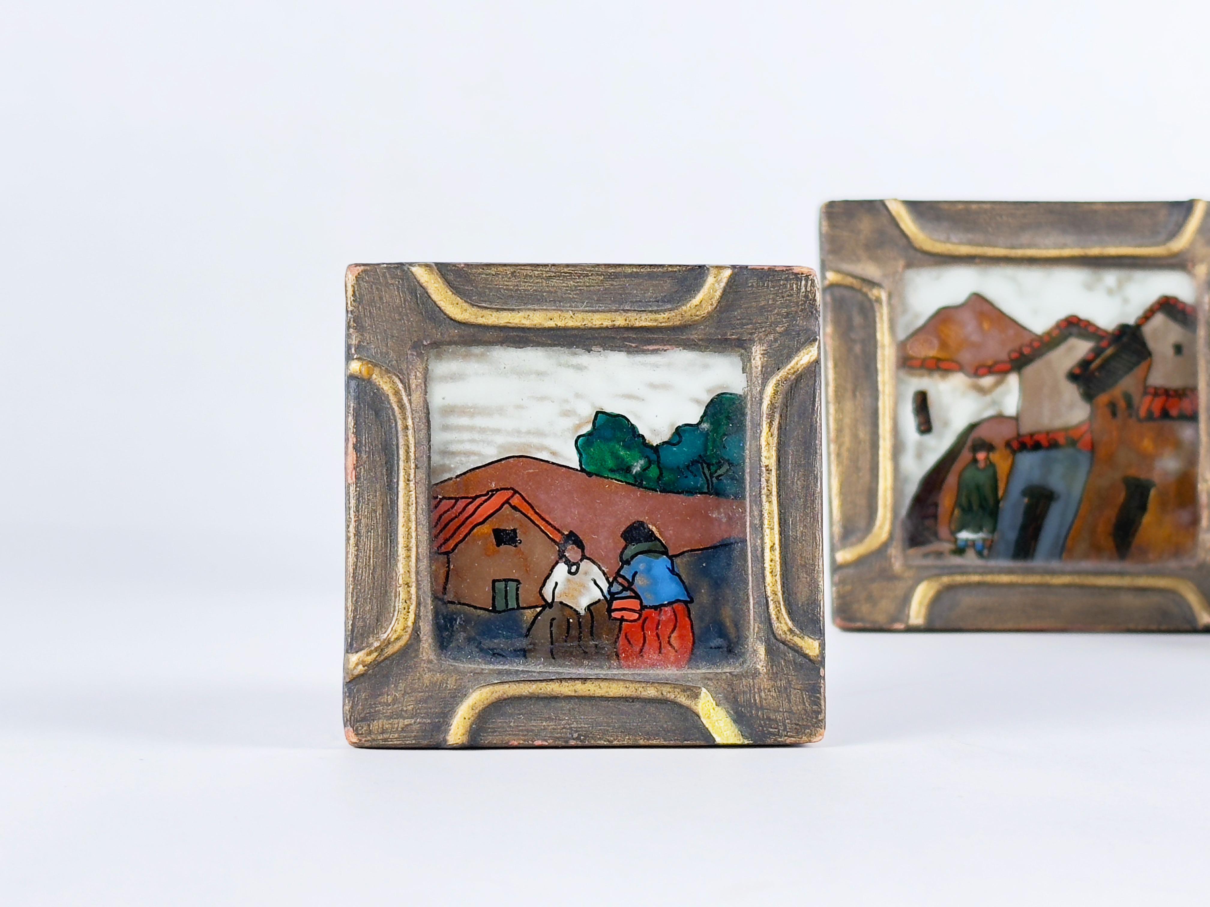 Colección de 3 miniaturas de arte pintadas al dorso de escenas peruanas sobre vidrio. Los marcos son de escayola hecha a mano y recubiertos de un lavado metálico. La obra está montada sobre un tablero de madera. 

Marco izquierdo- 2-3/4