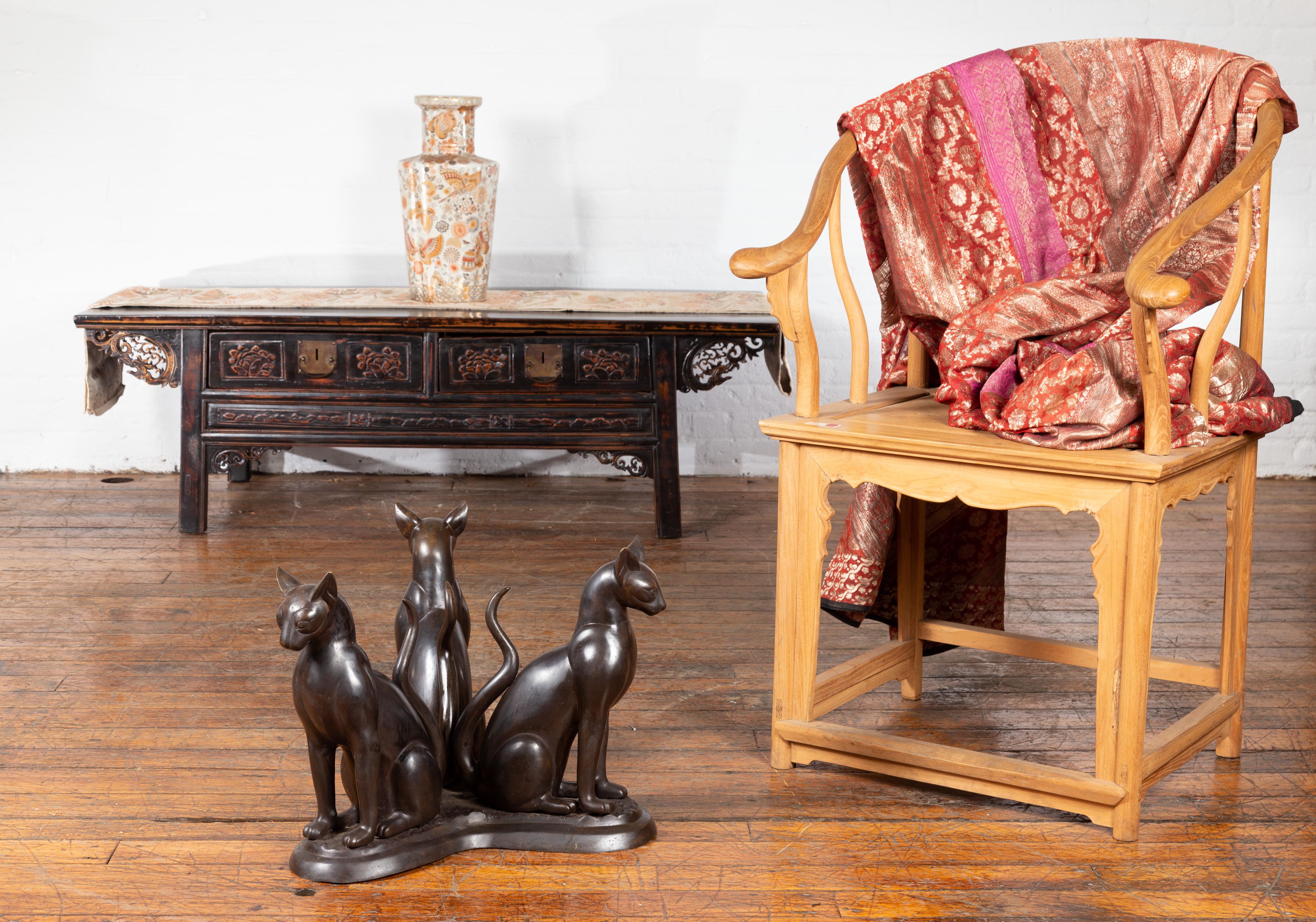 Base de table basse en bronze coulé à la cire perdue, triple chat, du milieu du 20e siècle. Nous avons actuellement deux tables disponibles, vendues 2 500 $ chacune. Créé avec la technique traditionnelle de la cire perdue (à la cire Perdue) qui