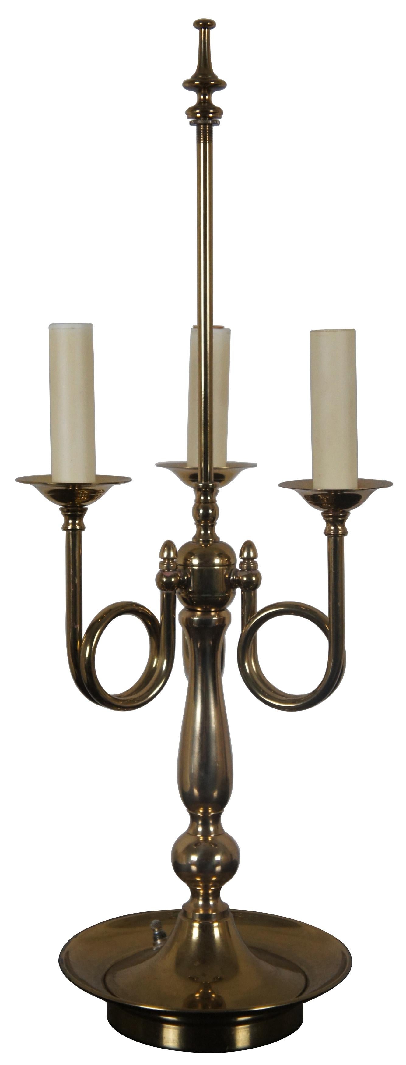 Lampe de table vintage en forme de candélabre à trois bras de bouillotte en laiton, de style French Horn.

Mesures : 7