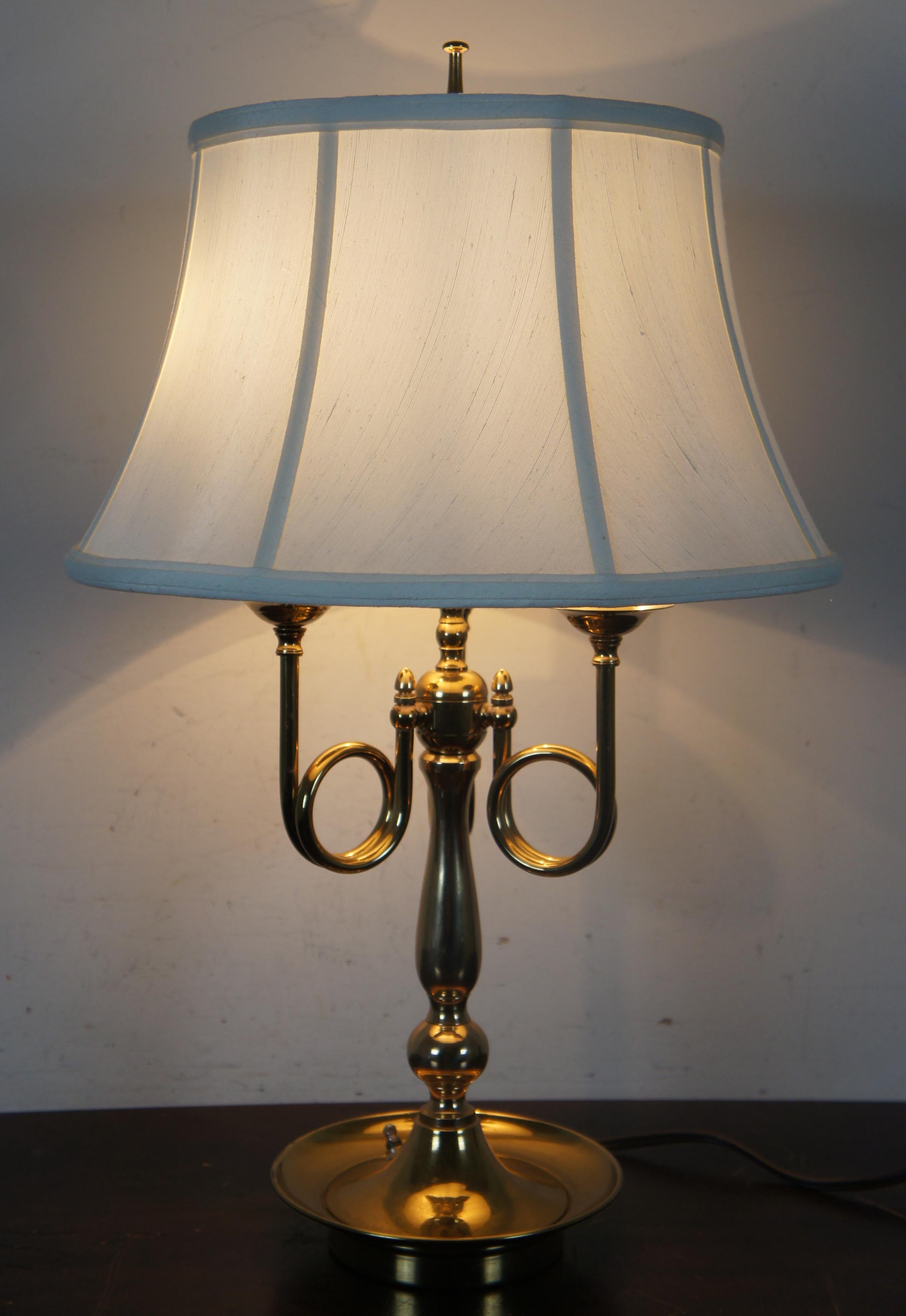 Lampe de table de bibliothèque en laiton triple Horn à 3 bras Bon état - En vente à Dayton, OH