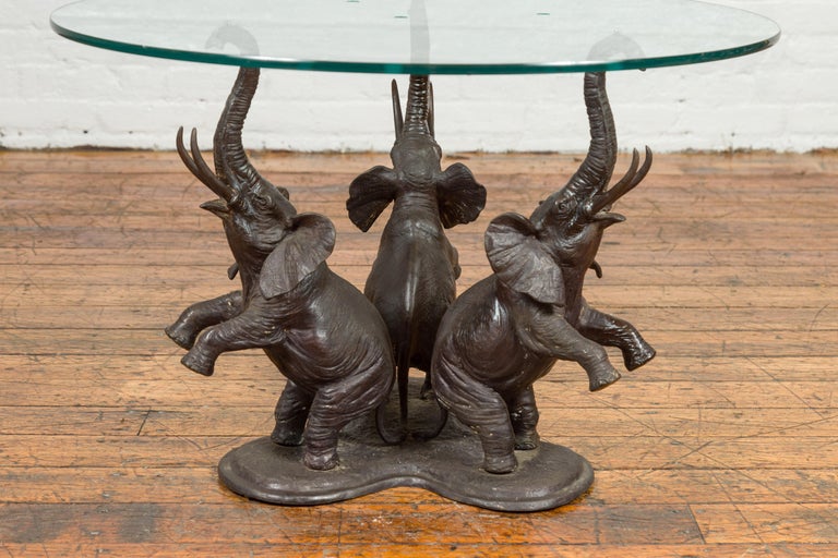 Base de table basse vintage à trois éléphants surélevés avec patine foncée,  20ème siècle En vente sur 1stDibs | table basse elephant verre, table  elephant