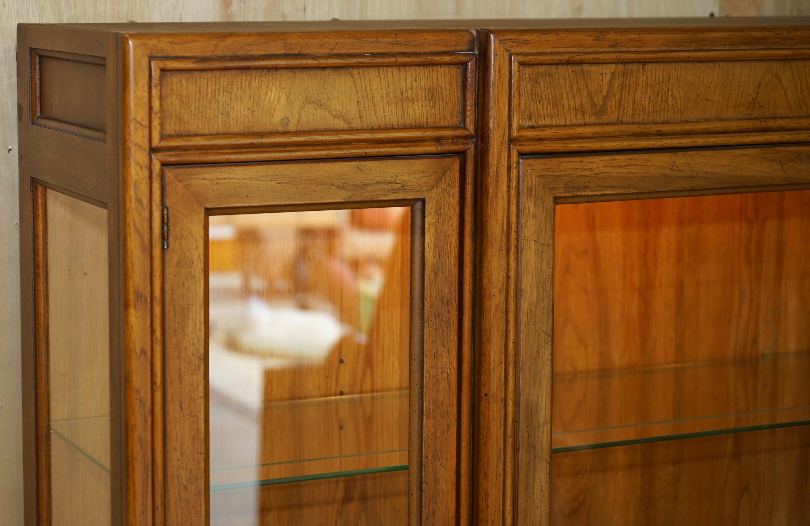 VINTAGE TRIPLE PUNTO LiGHT MILITAR CAMPAIGN DREXEL HERITAGE CABINET BOOKCASE en venta 2