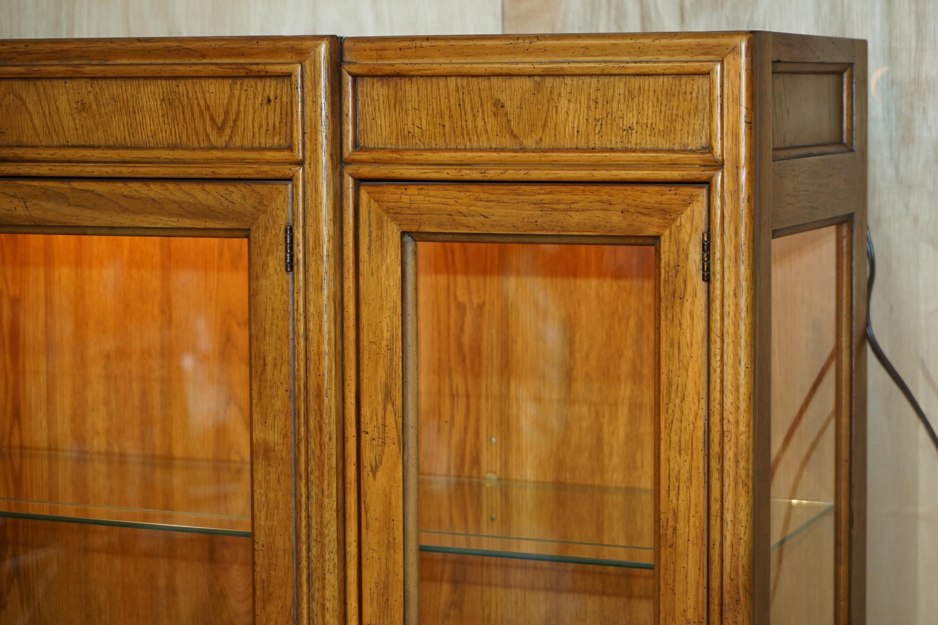 VINTAGE TRIPLE PUNTO LiGHT MILITAR CAMPAIGN DREXEL HERITAGE CABINET BOOKCASE en venta 3