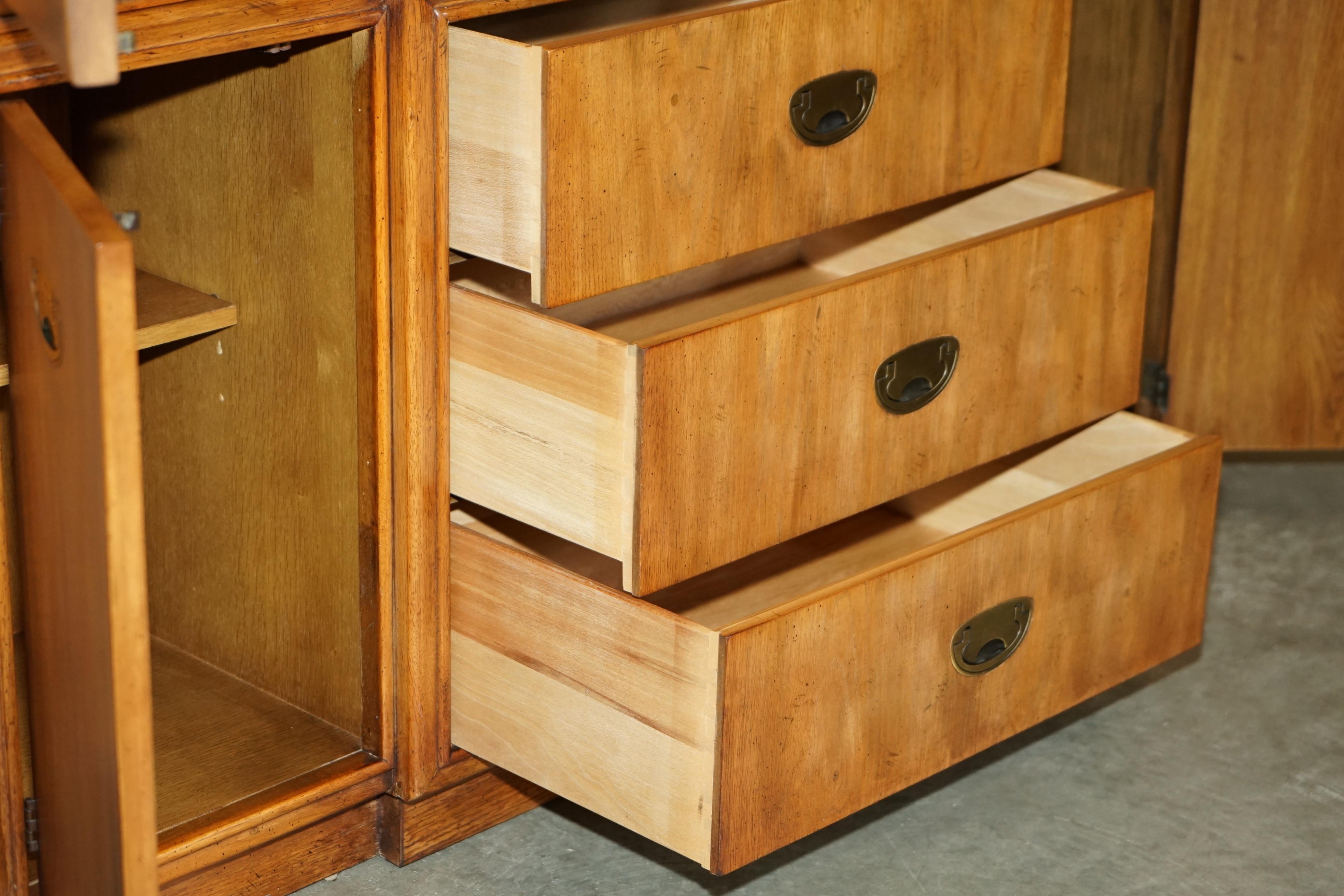 VINTAGE TRIPLE PUNTO LiGHT MILITAR CAMPAIGN DREXEL HERITAGE CABINET BOOKCASE en venta 7