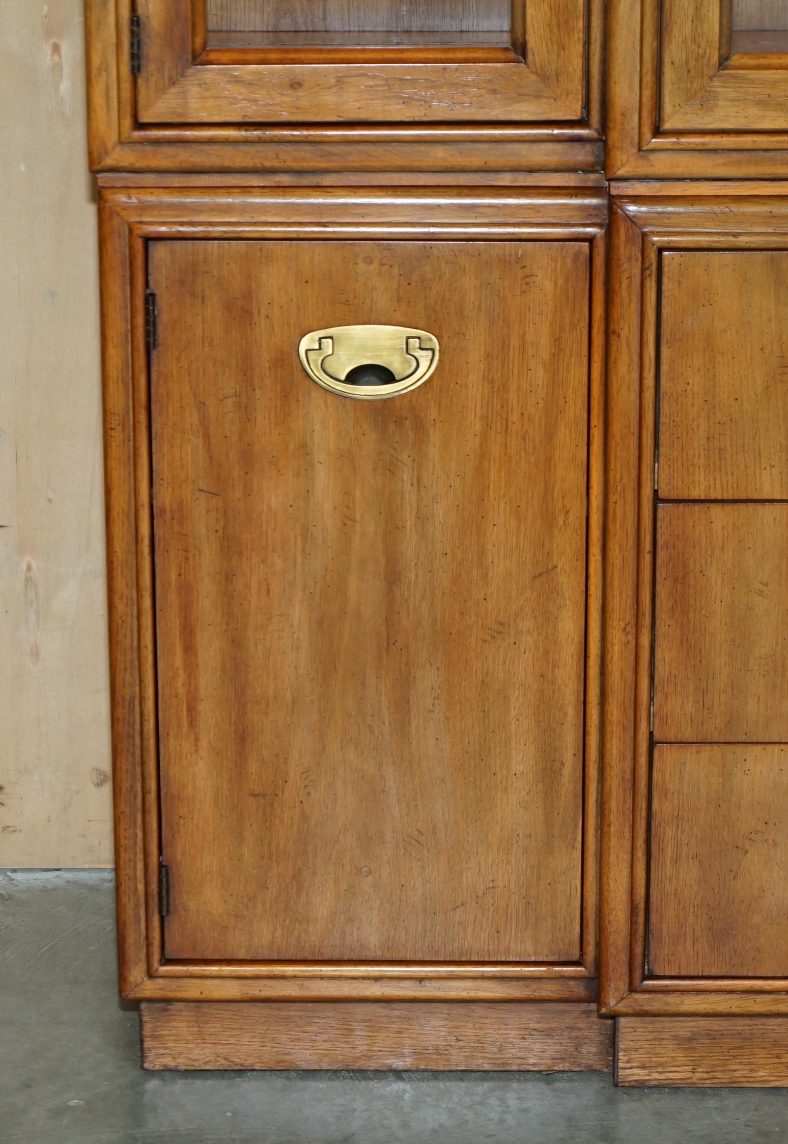 VINTAGE TRIPLE PUNTO LiGHT MILITAR CAMPAIGN DREXEL HERITAGE CABINET BOOKCASE Europeo en venta