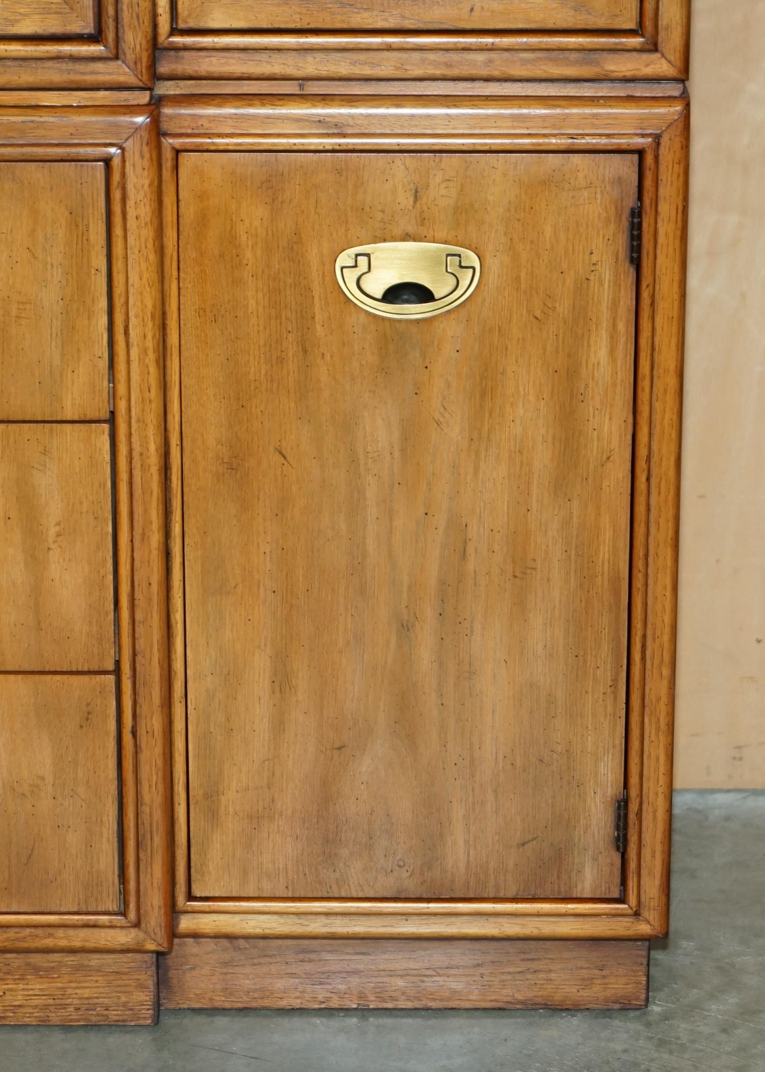 VINTAGE TRIPLE PUNTO LiGHT MILITAR CAMPAIGN DREXEL HERITAGE CABINET BOOKCASE Hecho a mano en venta