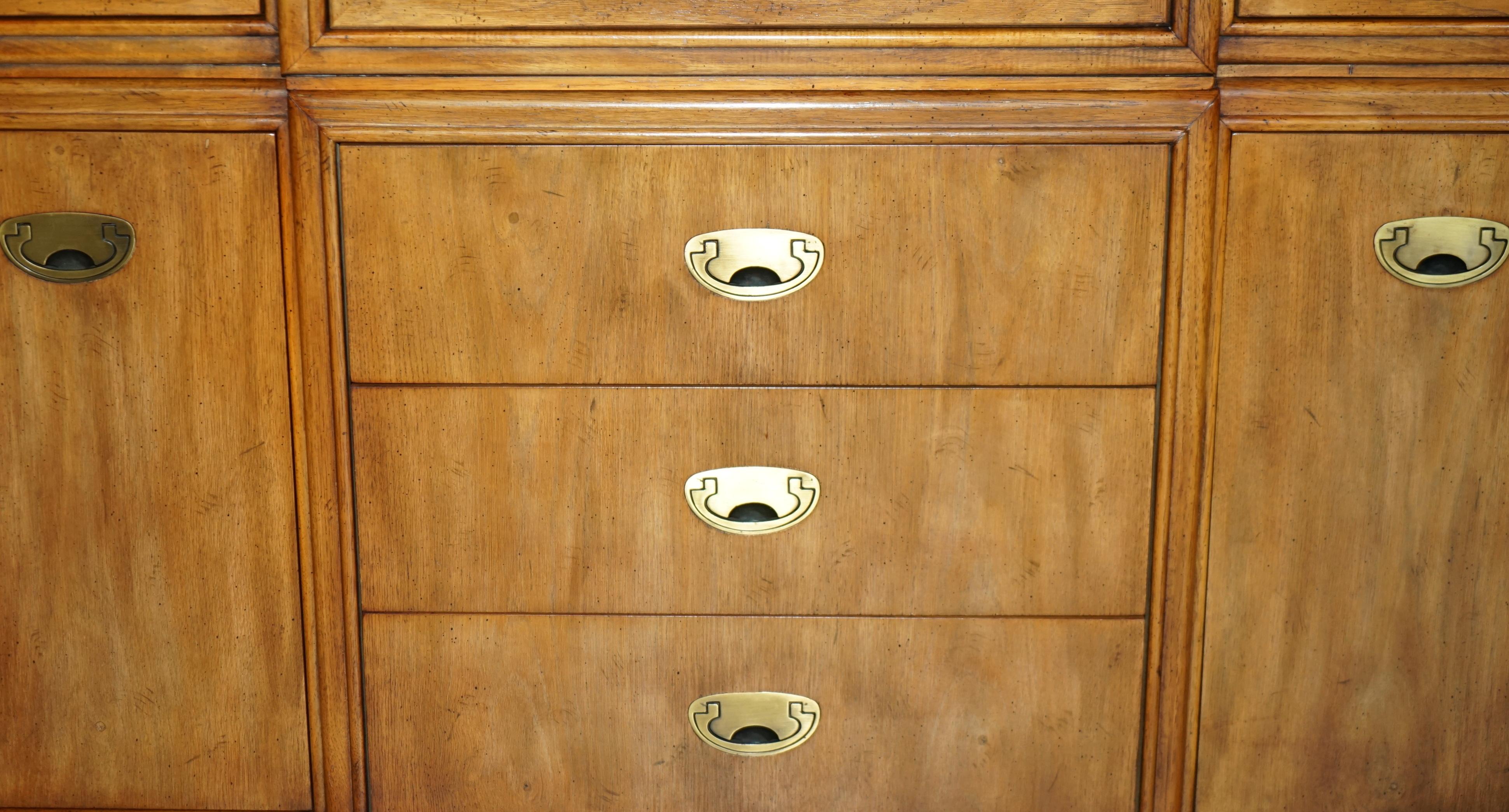 VINTAGE TRIPLE PUNTO LiGHT MILITAR CAMPAIGN DREXEL HERITAGE CABINET BOOKCASE en Bueno estado para la venta en West Sussex, Pulborough