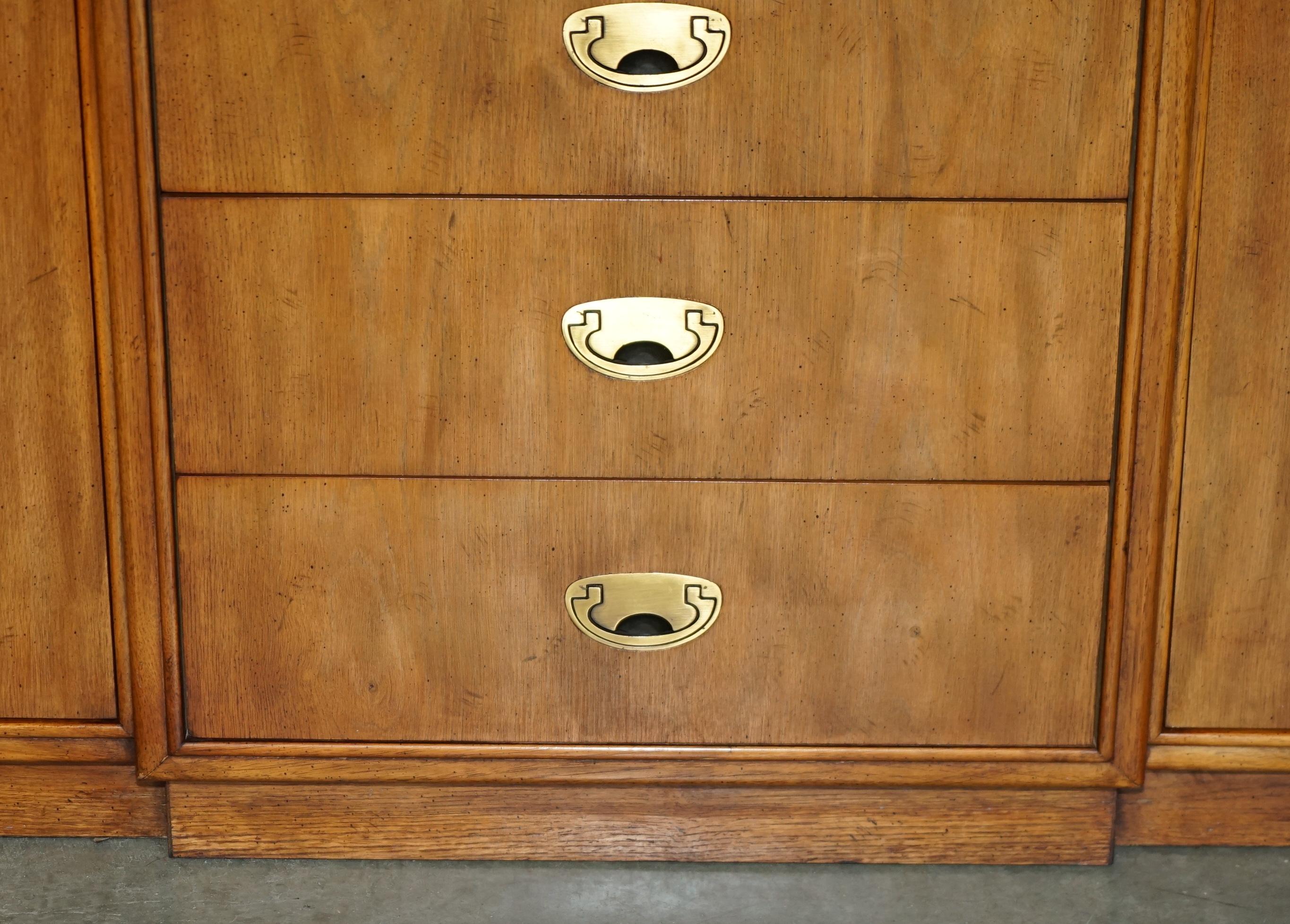 VINTAGE TRIPLE PUNTO LiGHT MILITAR CAMPAIGN DREXEL HERITAGE CABINET BOOKCASE siglo XX en venta