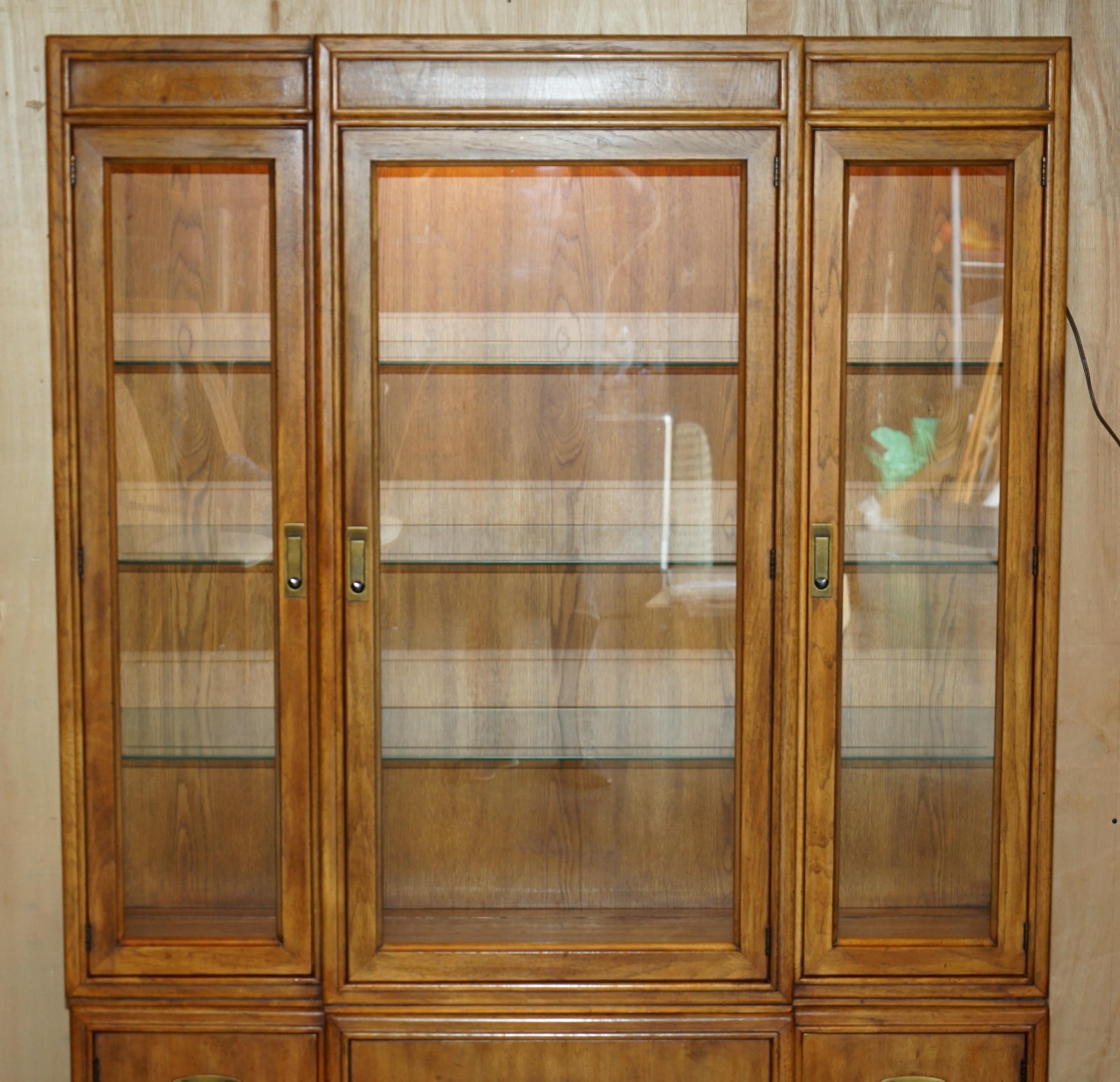 VINTAGE TRIPLE PUNTO LiGHT MILITAR CAMPAIGN DREXEL HERITAGE CABINET BOOKCASE Vidrio en venta