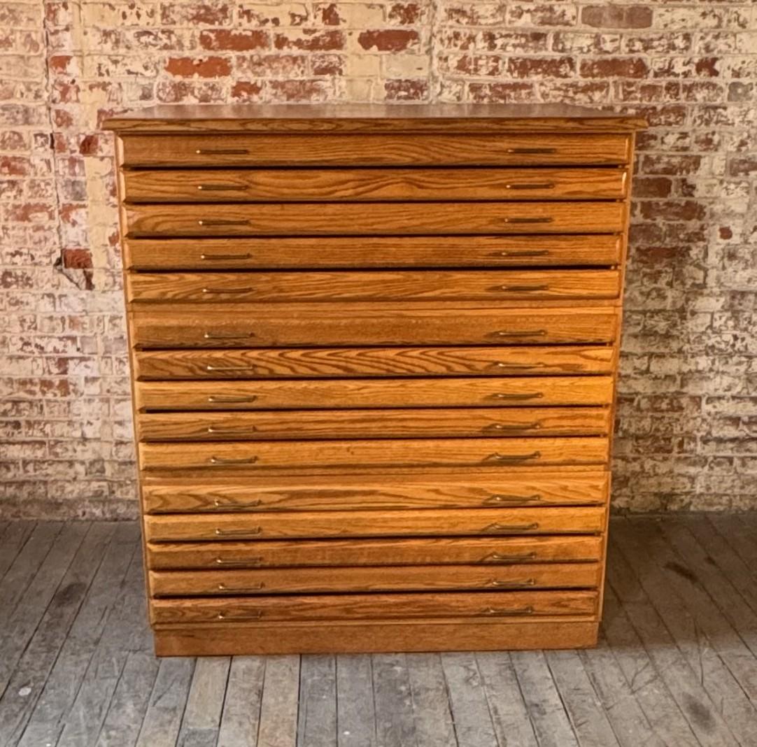 Armario Vintage de Roble para Planos y Mapas con Tiradores de Latón

Dimensiones totales: 36″ x 47″ x 52 1/2″ de alto

Dimensiones del cajón: 30 1/2
