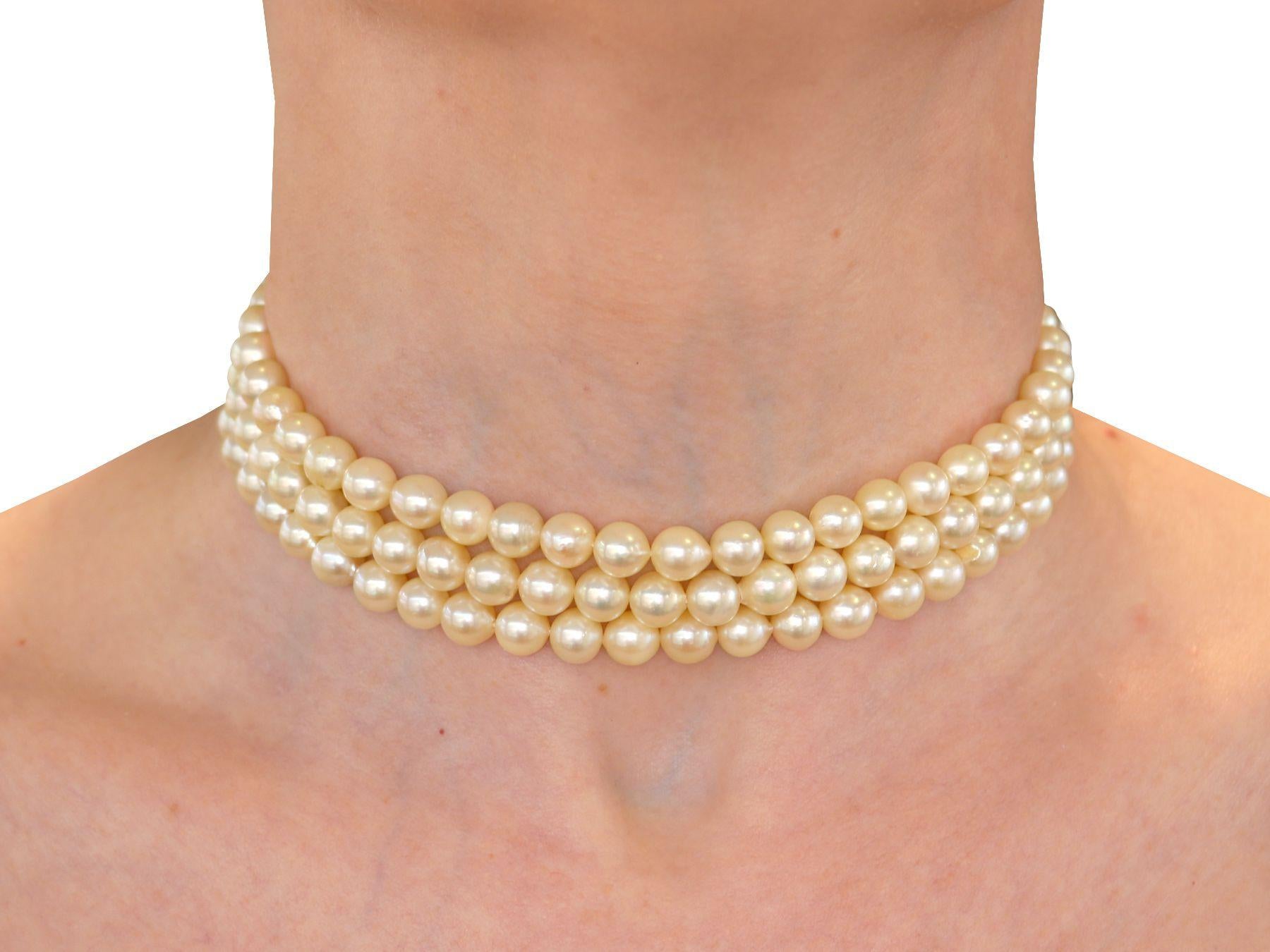 Cameo Clasp Cultured Pearl Choker in Yellow Gold In Excellent Condition For Sale In Jesmond, Newcastle Upon Tyne