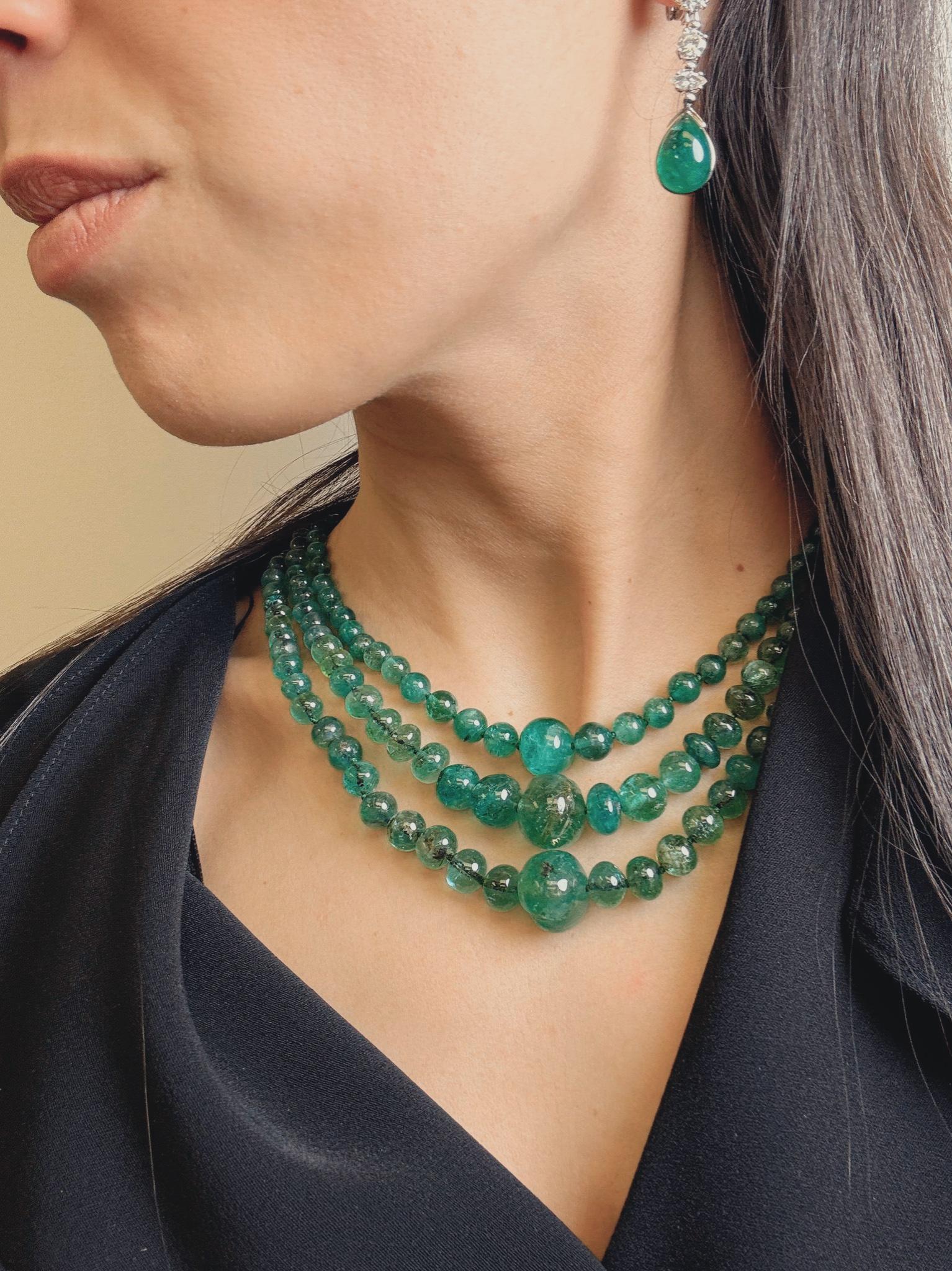 Taglio brillante Collana d'epoca con tre fili di smeraldo e chiusura floreale con diamante in vendita