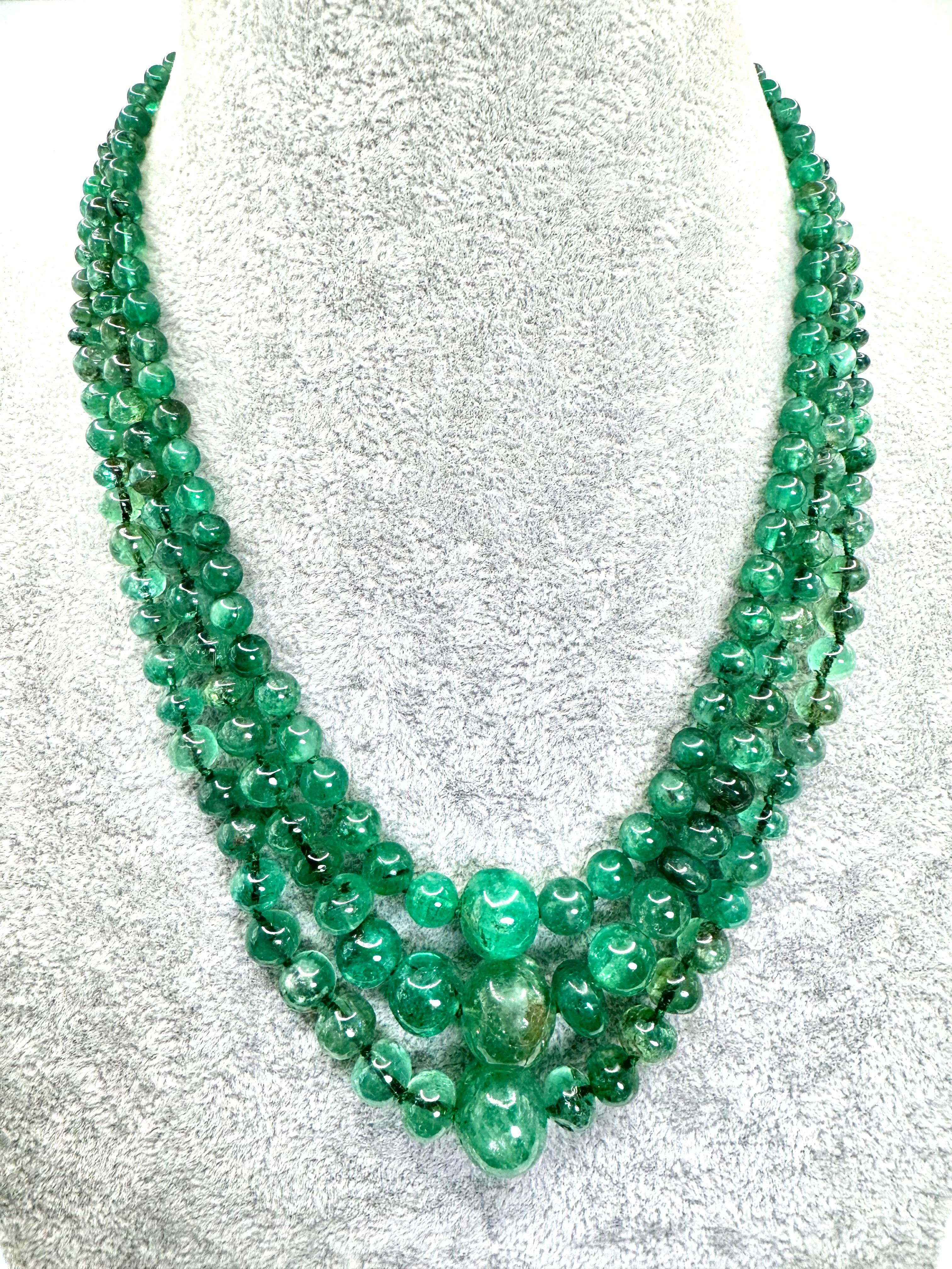 da uomo o donna Collana d'epoca con tre fili di smeraldo e chiusura floreale con diamante in vendita