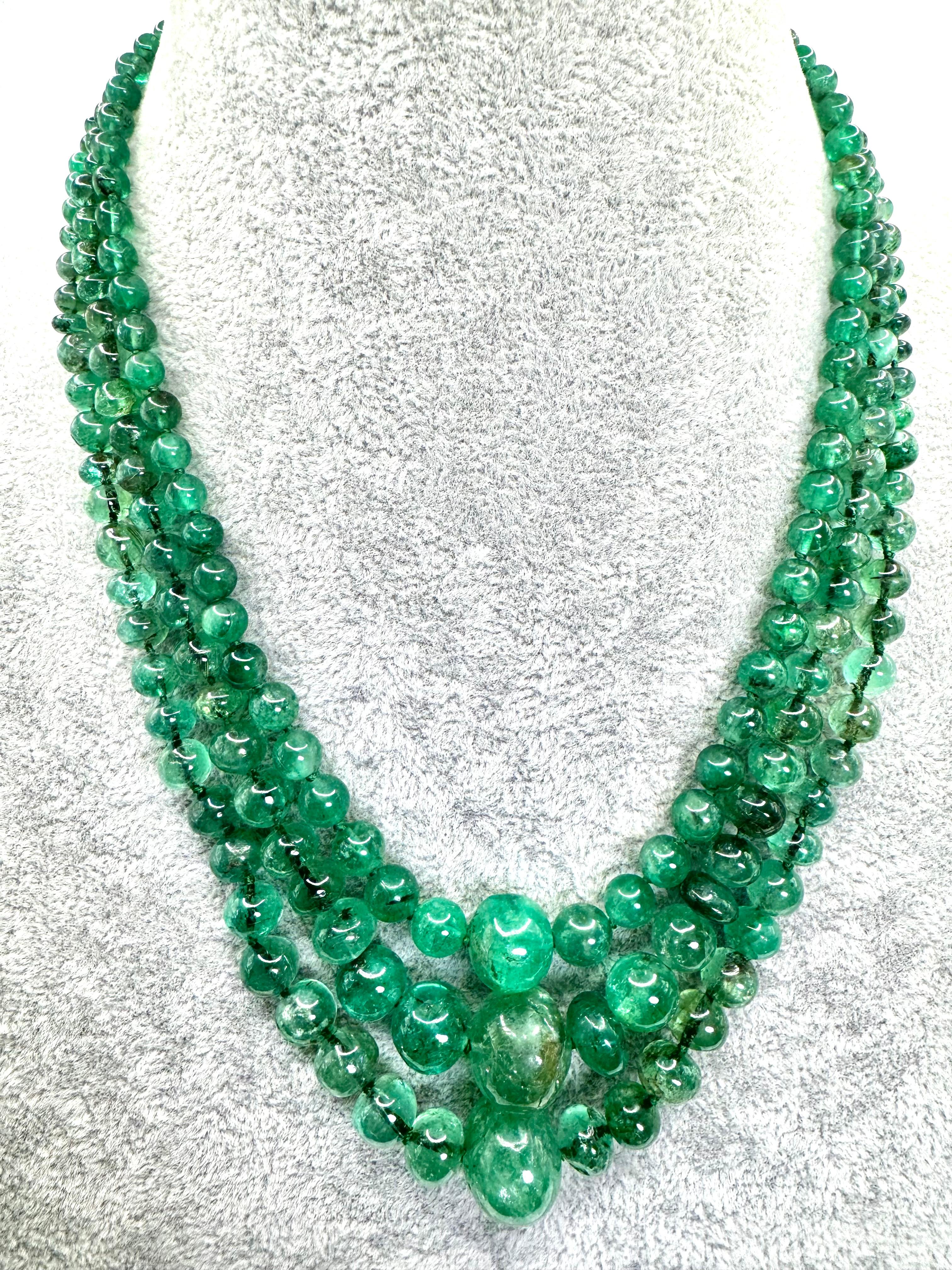 Collana d'epoca con tre fili di smeraldo e chiusura floreale con diamante in vendita 1
