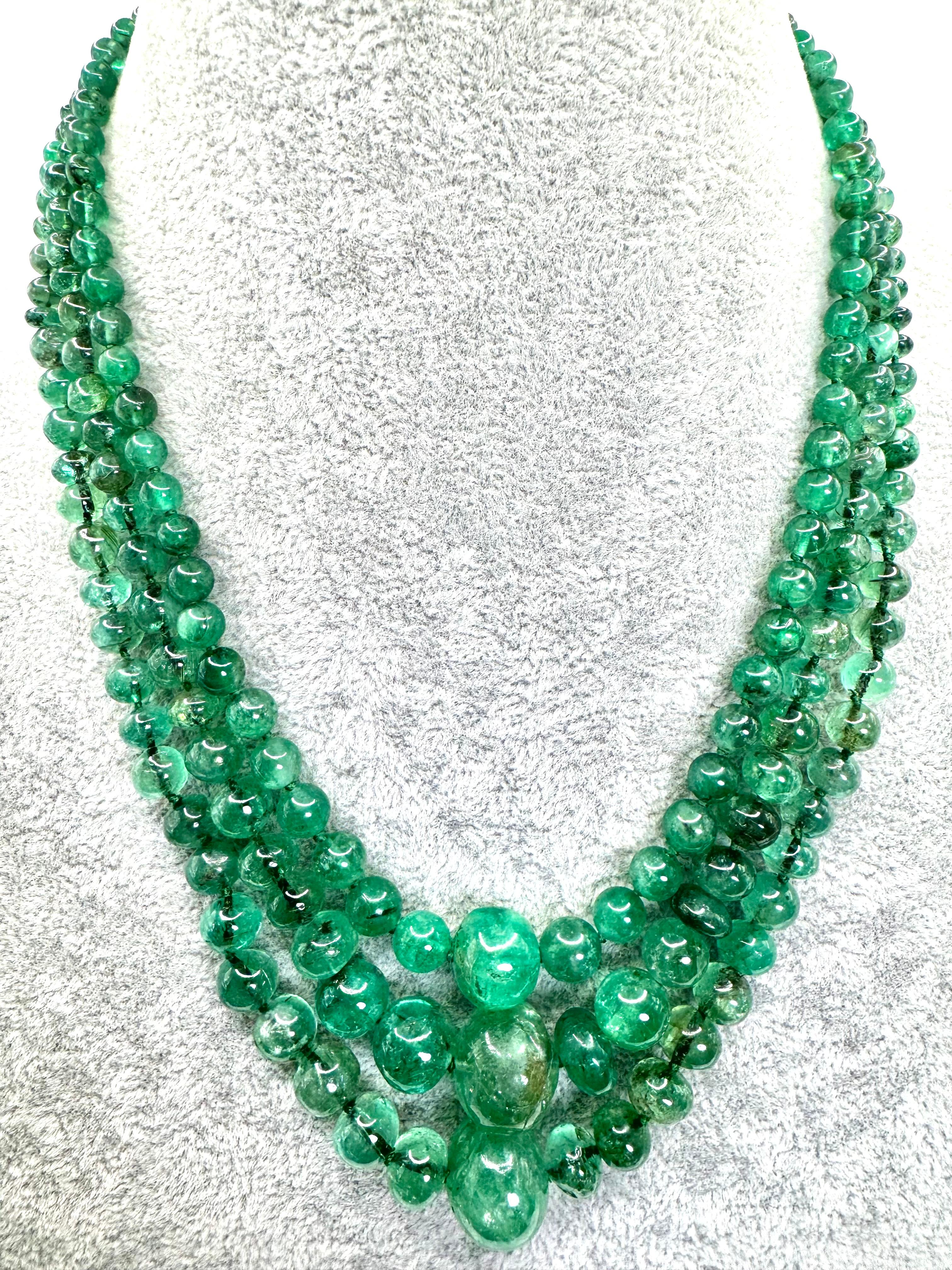 Collana d'epoca con tre fili di smeraldo e chiusura floreale con diamante in vendita 2