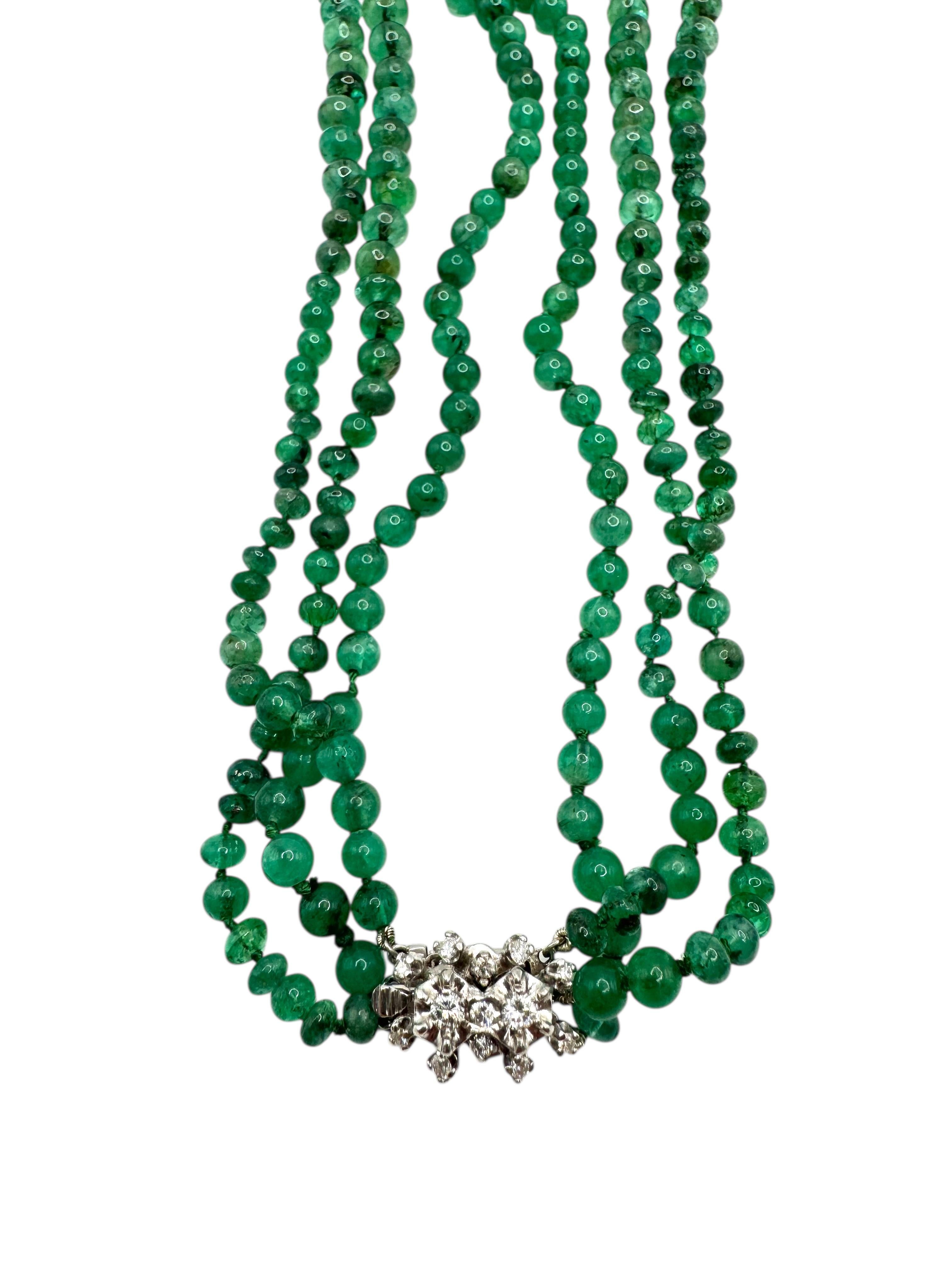 Collana d'epoca con tre fili di smeraldo e chiusura floreale con diamante in vendita 3