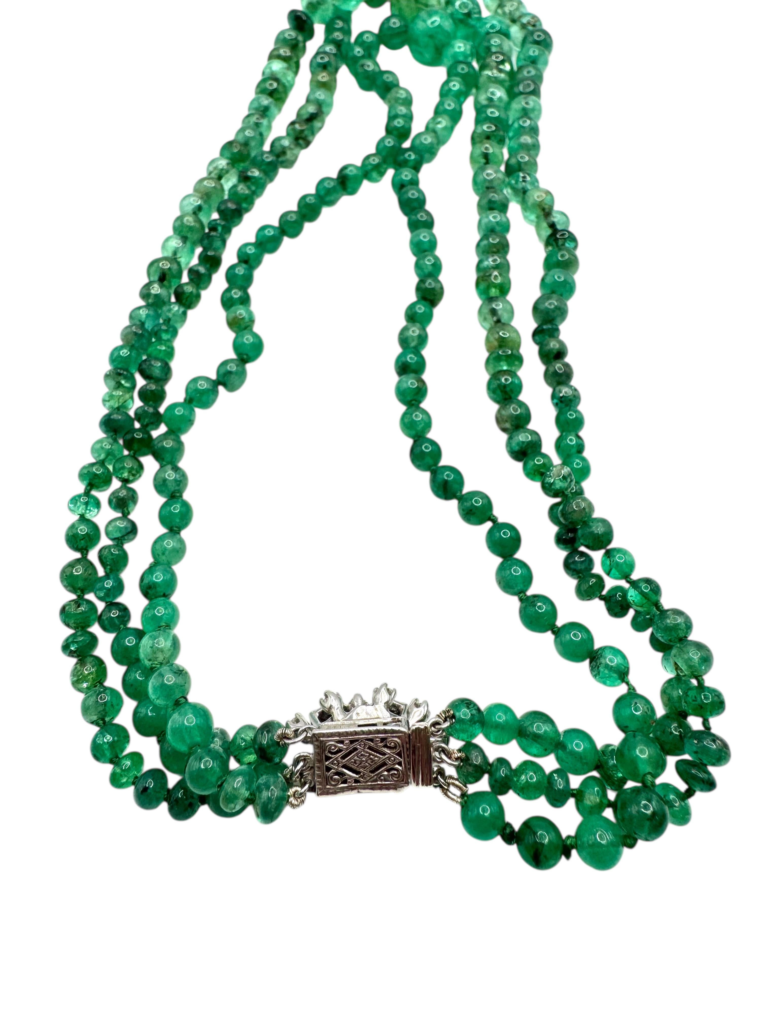 Collana d'epoca con tre fili di smeraldo e chiusura floreale con diamante in vendita 4